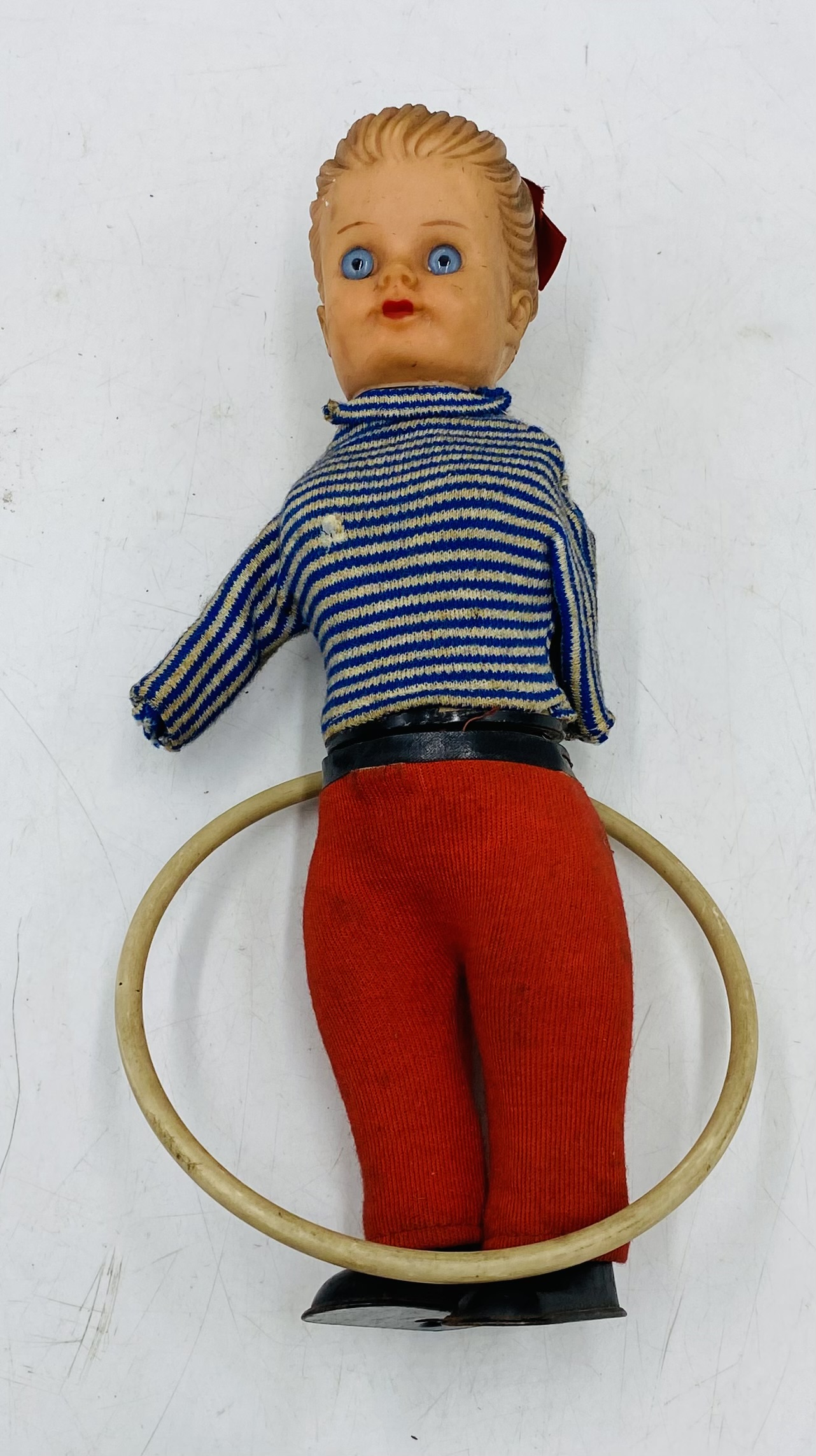 A vintage Japanese wind-up mechanical hula hoop girl - missing arms - Image 4 of 4