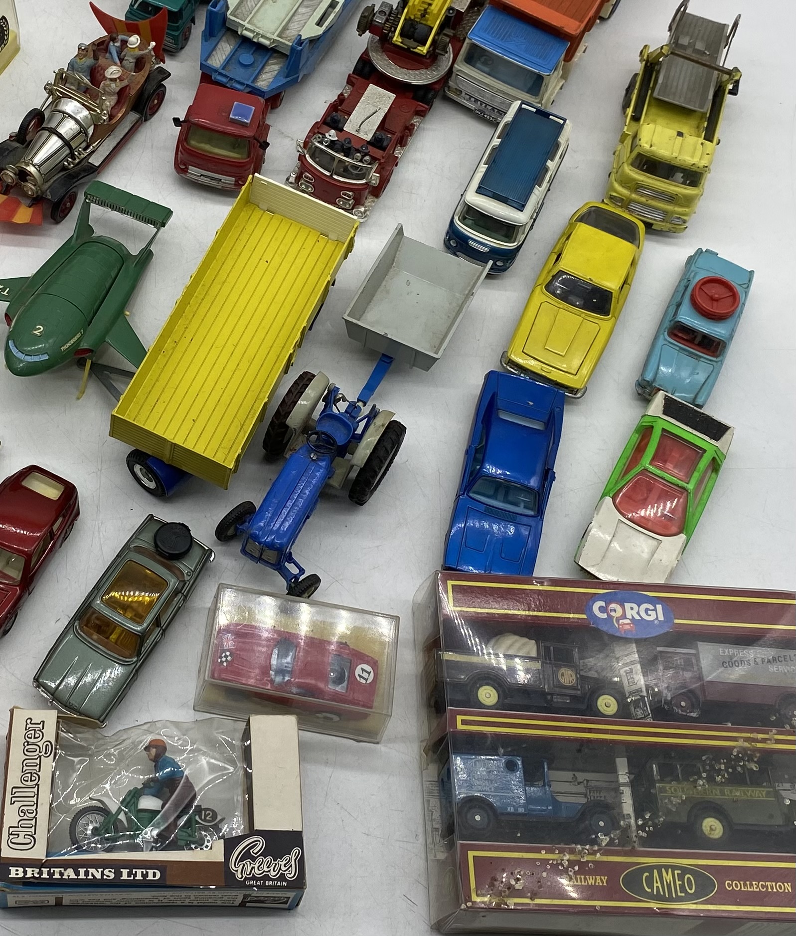 A collection of mainly unboxed die-cast and plastic vehicles including Britains, Dinky Toys - Image 6 of 7