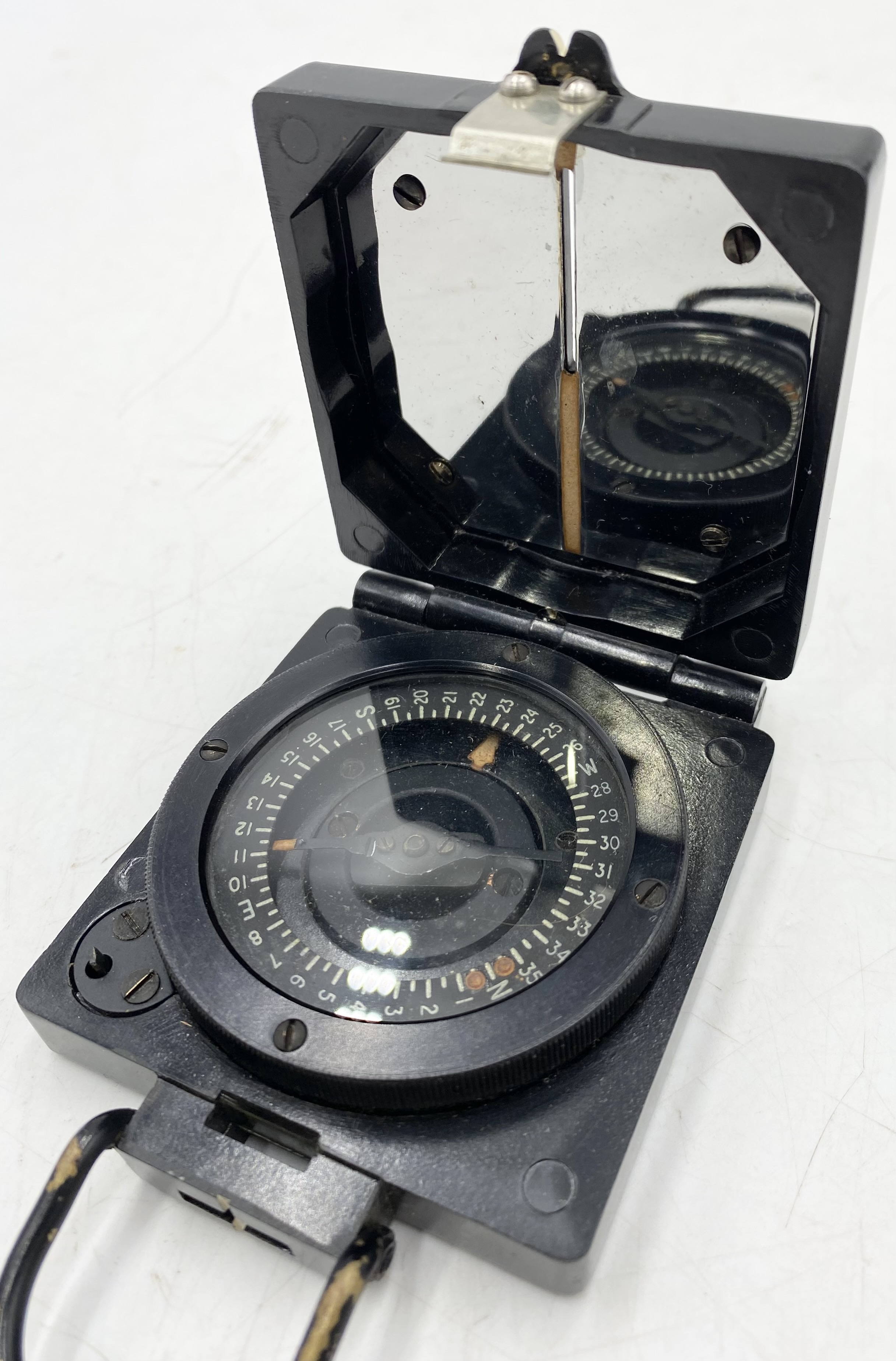 A British Military Mark 1 Magnetic Marching Compass By T.G.Co. Ltd, Marked With The British Broad - Image 4 of 4