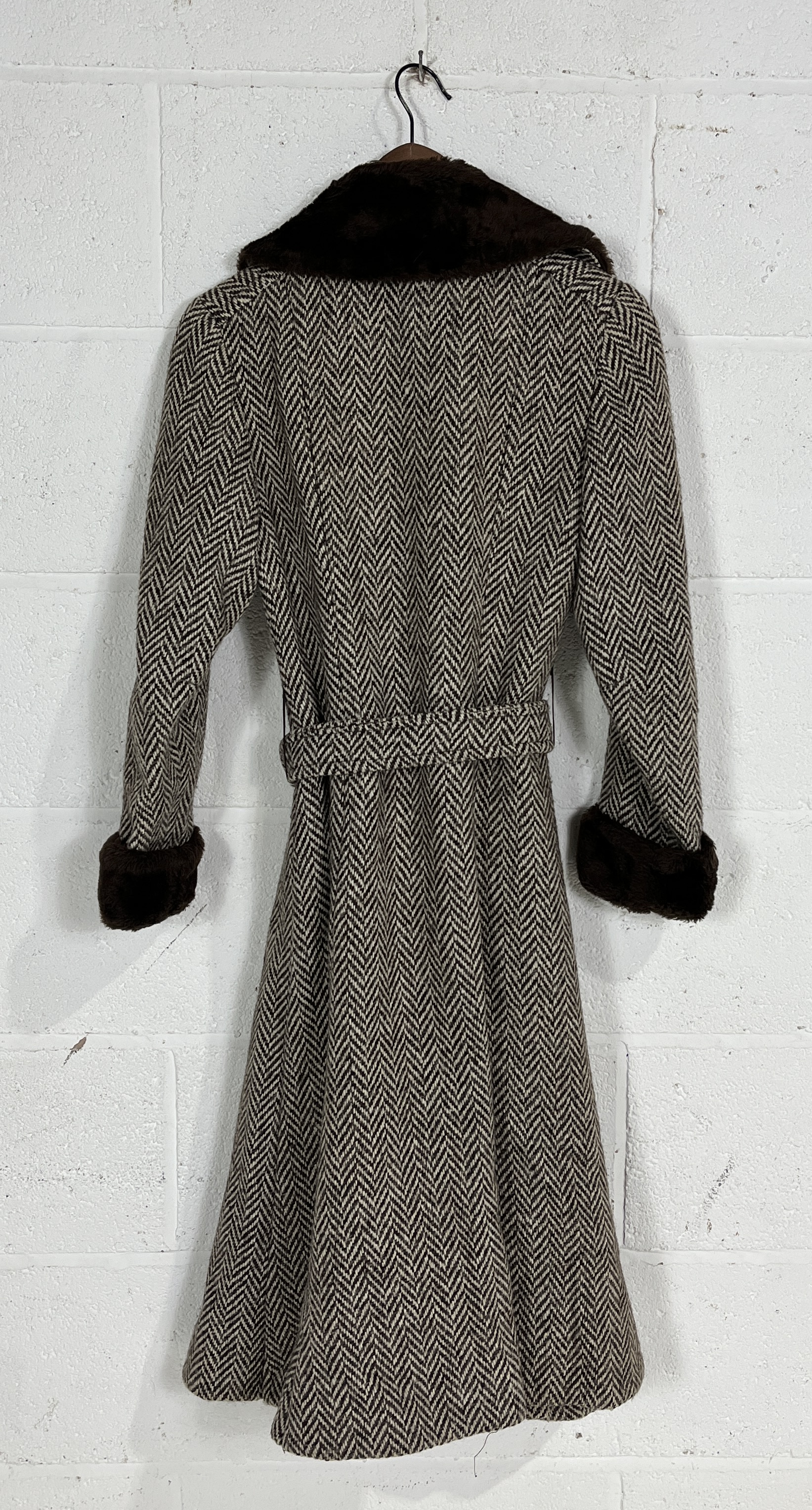 A collection of four vintage coats including long fur coat with hood made in Argentina, ladies fur - Image 10 of 16