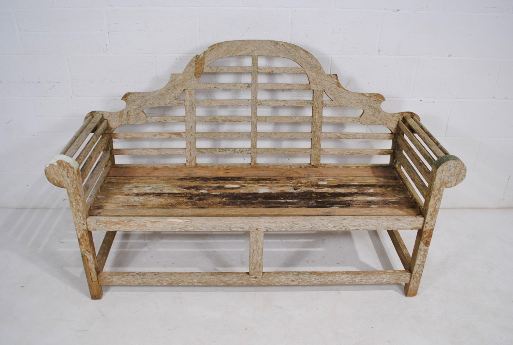 A weathered wooden Lutyens style garden bench - length 165cm - Image 4 of 10