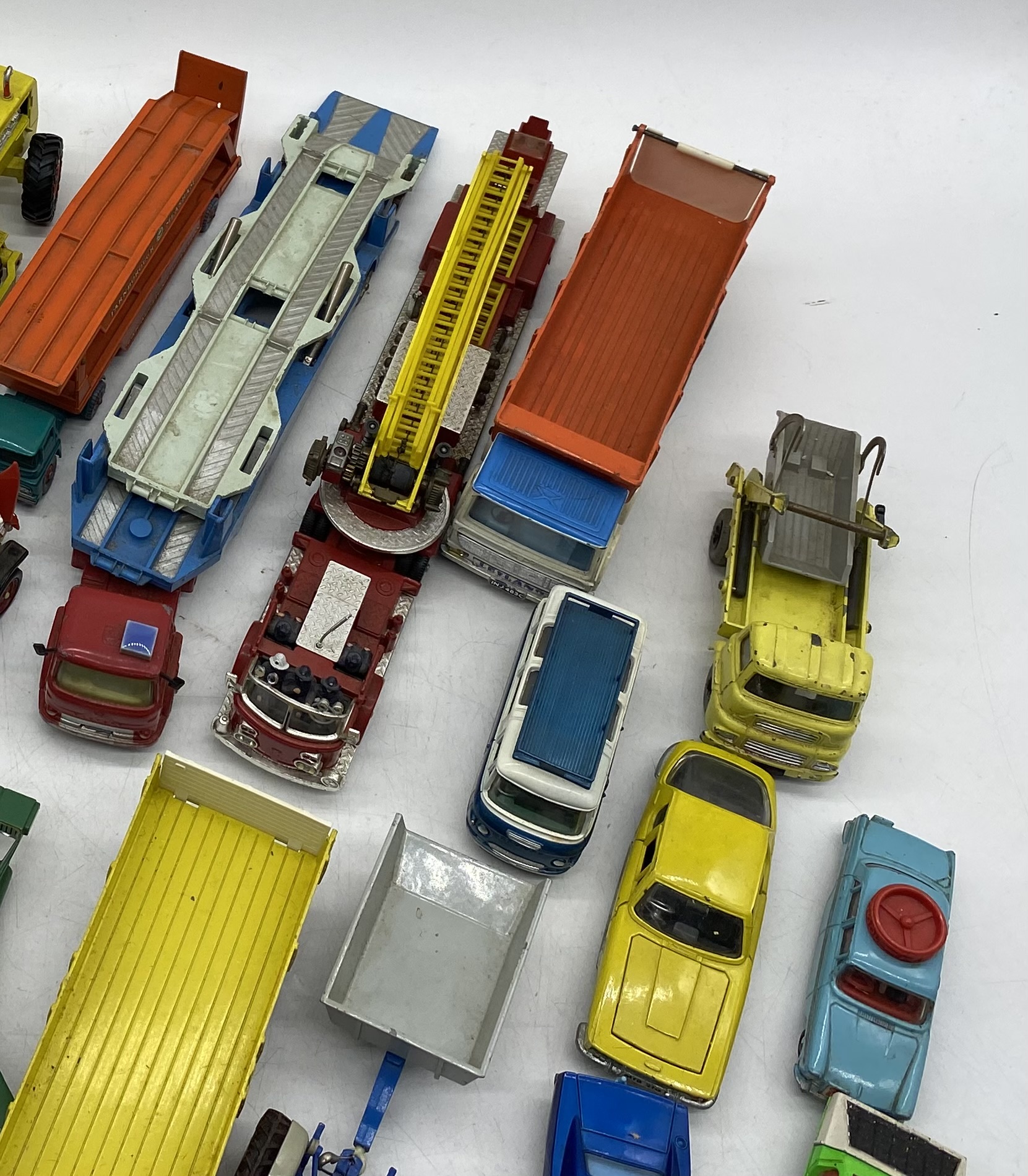 A collection of mainly unboxed die-cast and plastic vehicles including Britains, Dinky Toys - Image 4 of 7