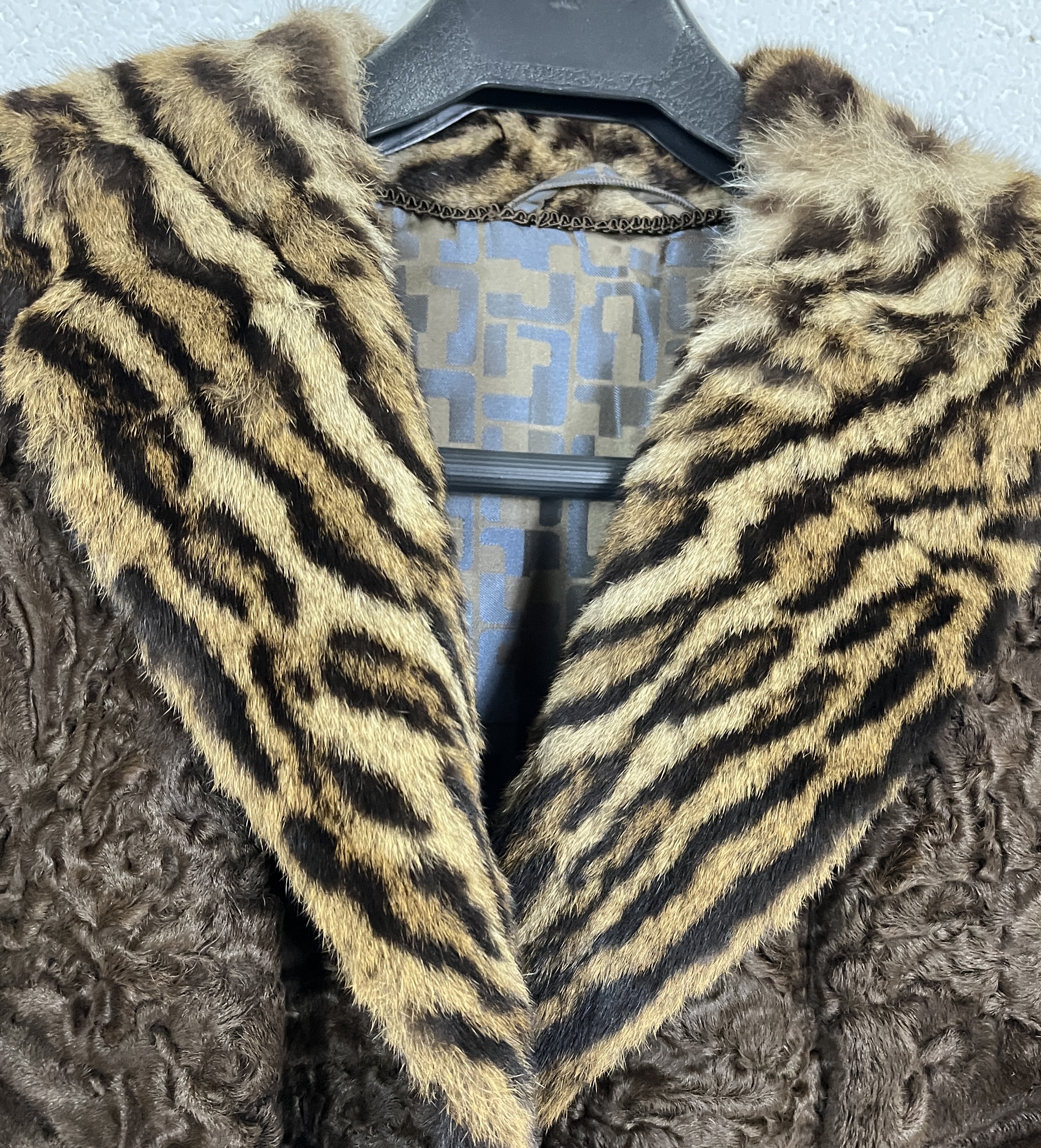 A collection of four vintage coats including long fur coat with hood made in Argentina, ladies fur - Image 13 of 16