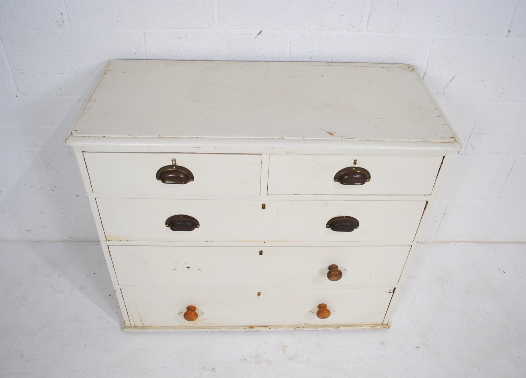 A white painted pine chest of five drawers - one handle missing - length 98.5cm, depth 44.5cm, - Image 4 of 7