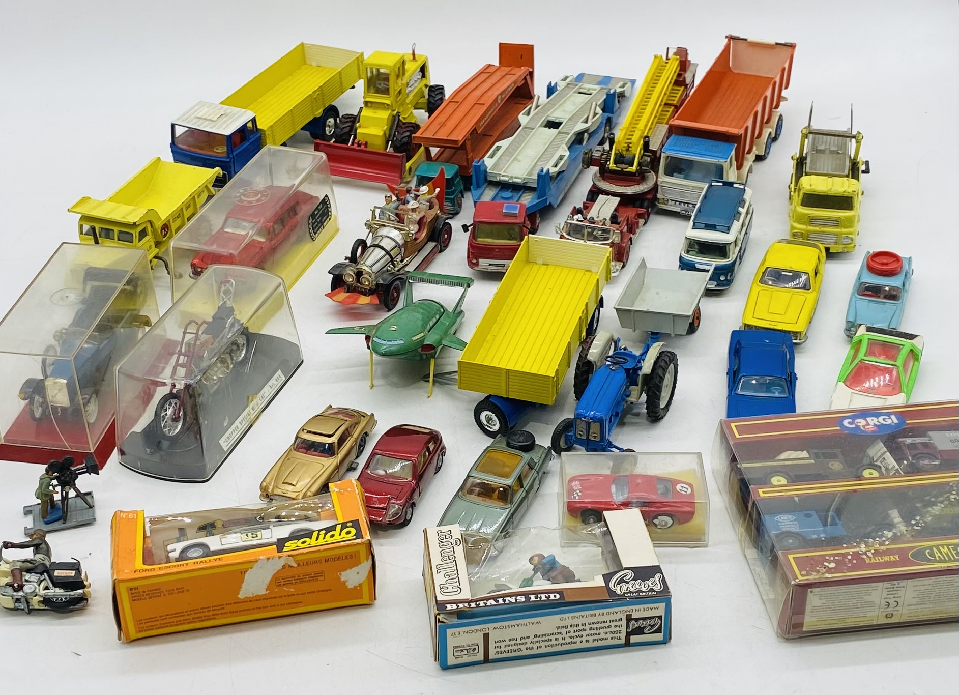 A collection of mainly unboxed die-cast and plastic vehicles including Britains, Dinky Toys - Image 7 of 7
