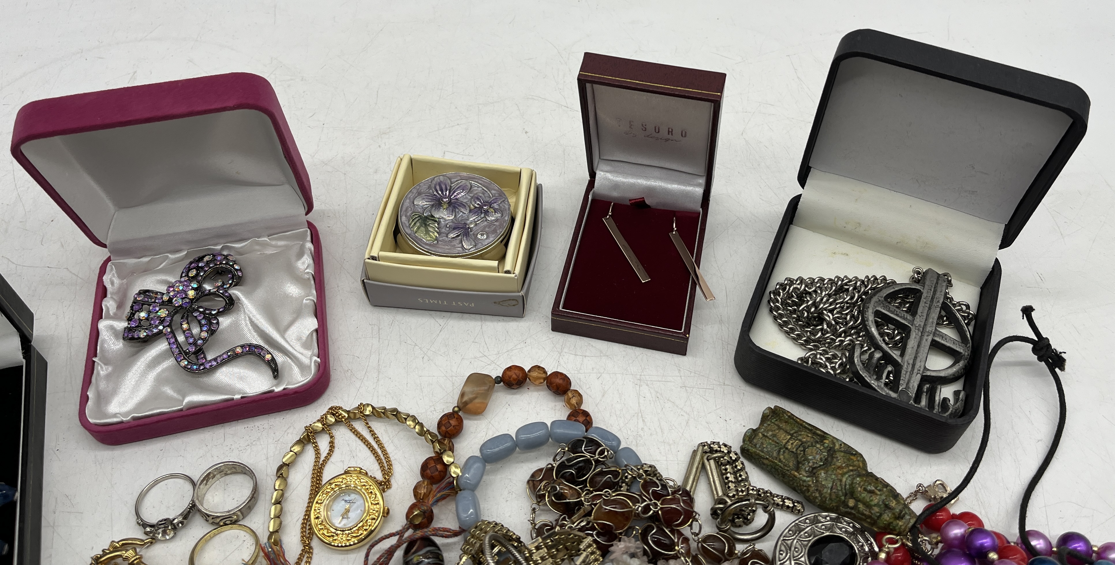 A collection of various costume jewellery, pocket watches etc. - Image 2 of 4