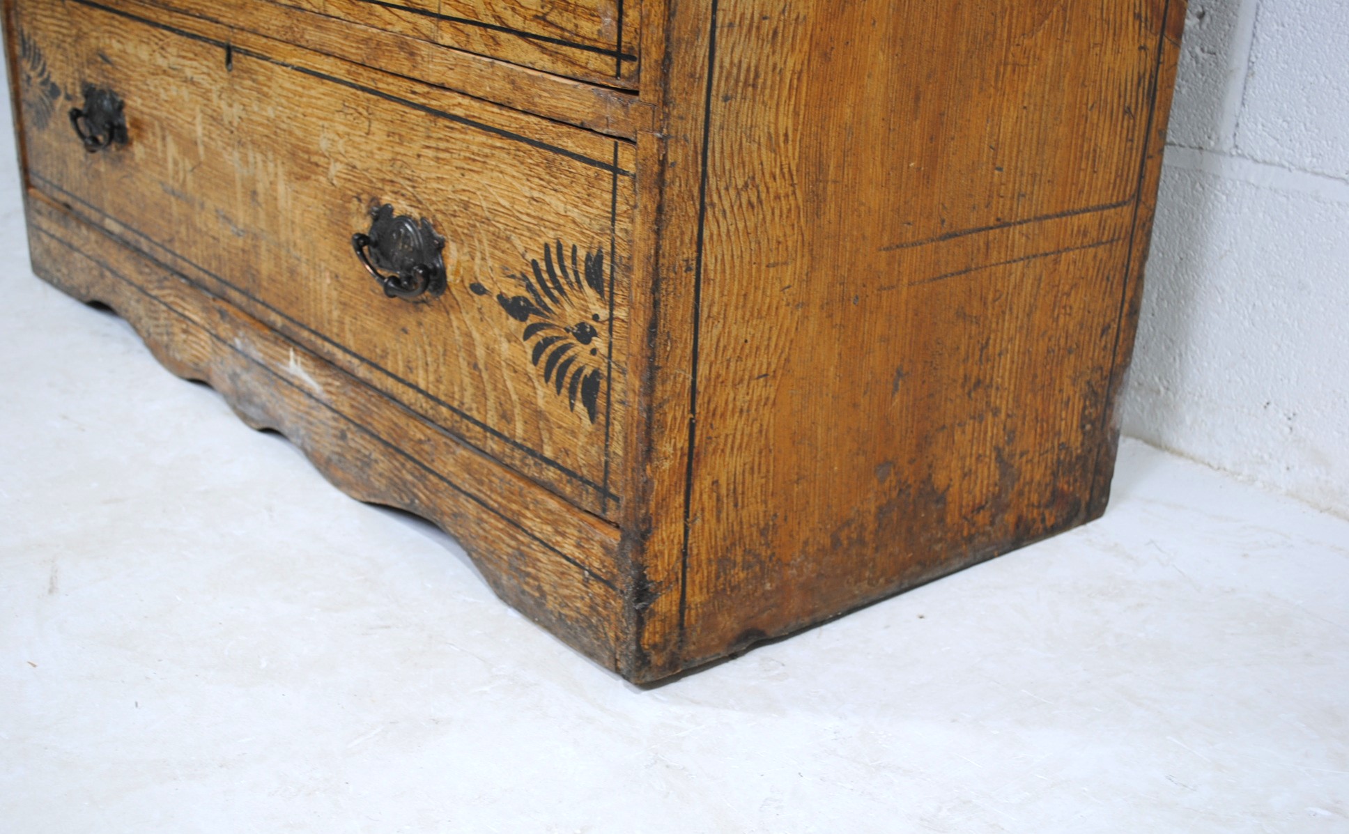 An antique pine chest of five drawers, with painted decoration and metal Art Nouveau handles - - Image 10 of 10
