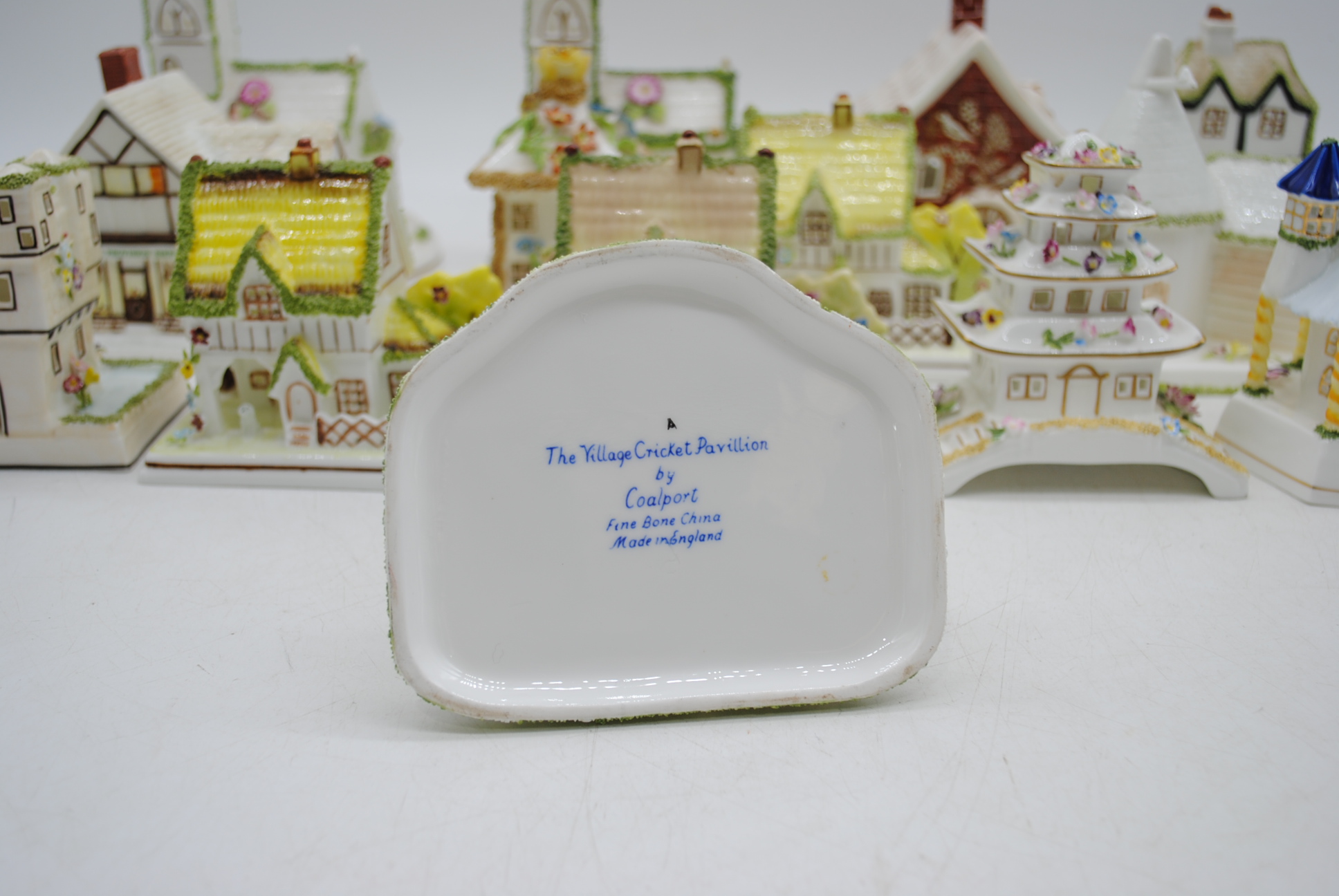 A collection of Coalport cottages - Image 4 of 4