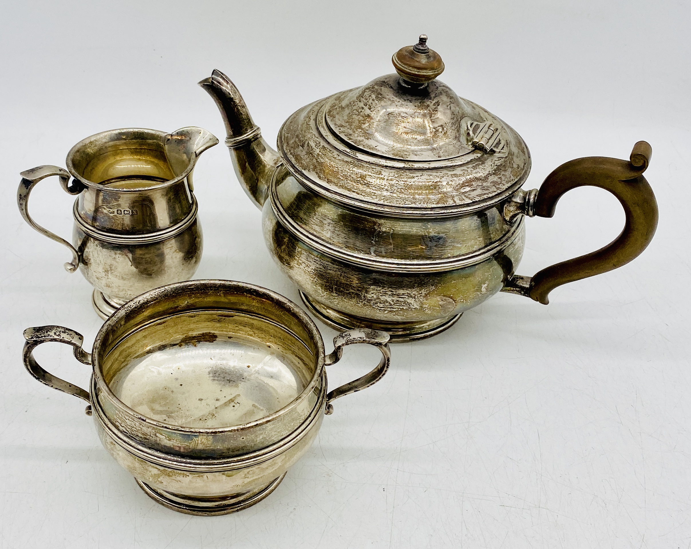 A hallmarked silver three piece Mappin & Webb tea set, dated 1922, total weight 951g (30.58 troy