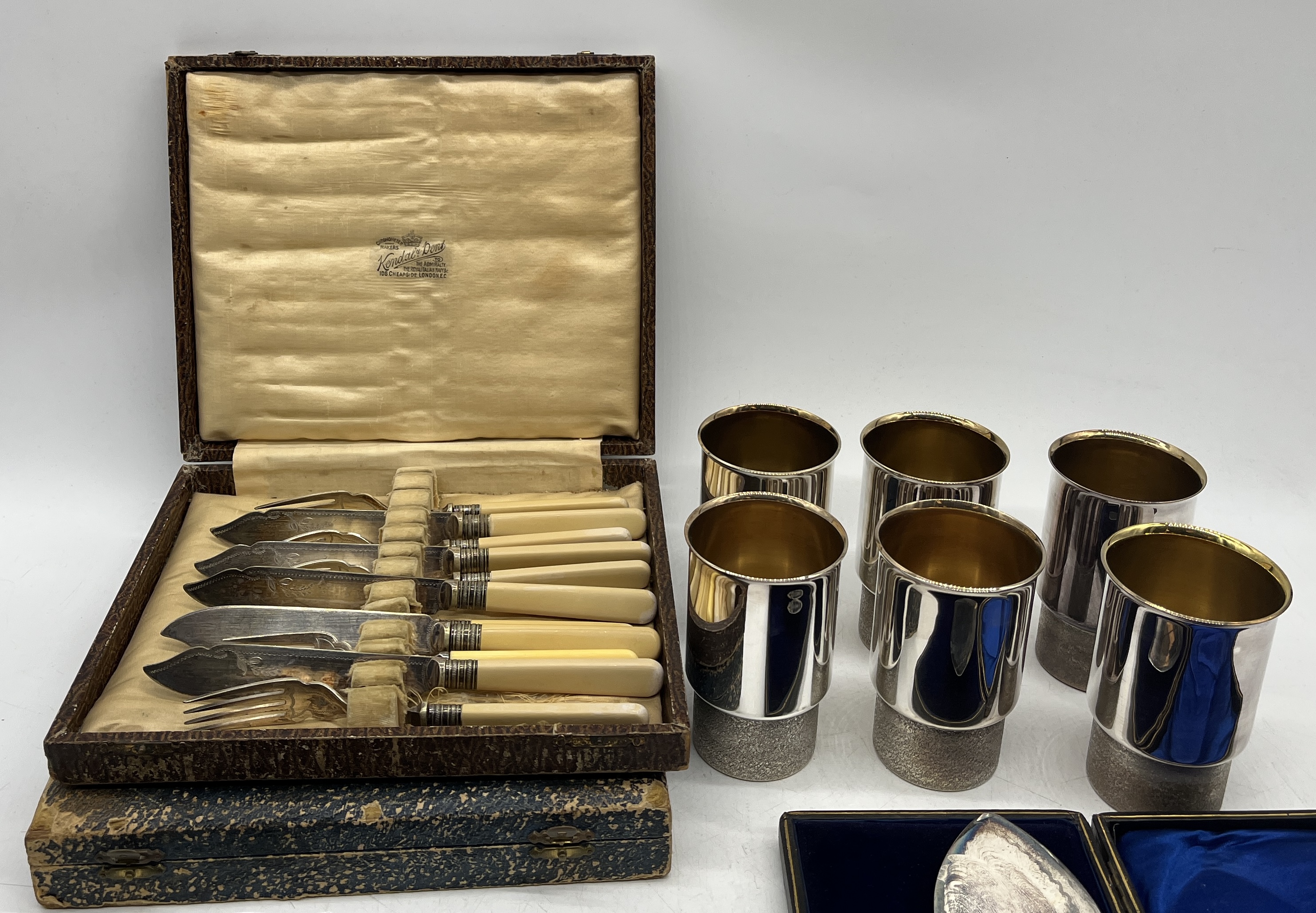 A collection of various silver plated items including set of six tumblers, serving set, cutlery - Image 3 of 4