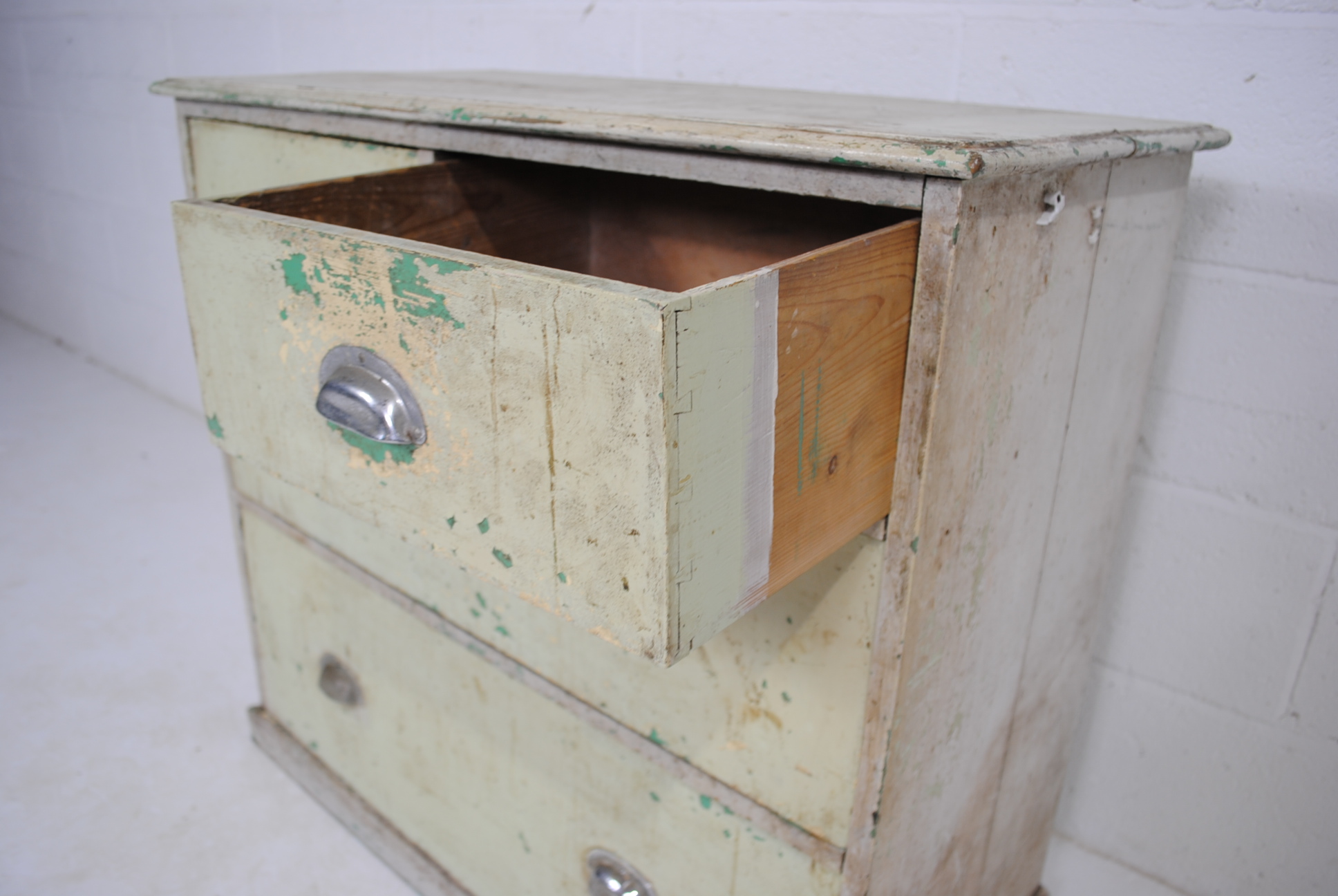 A painted pine chest of four drawers - length 91cm, depth 45cm, height 83cm - Image 6 of 7