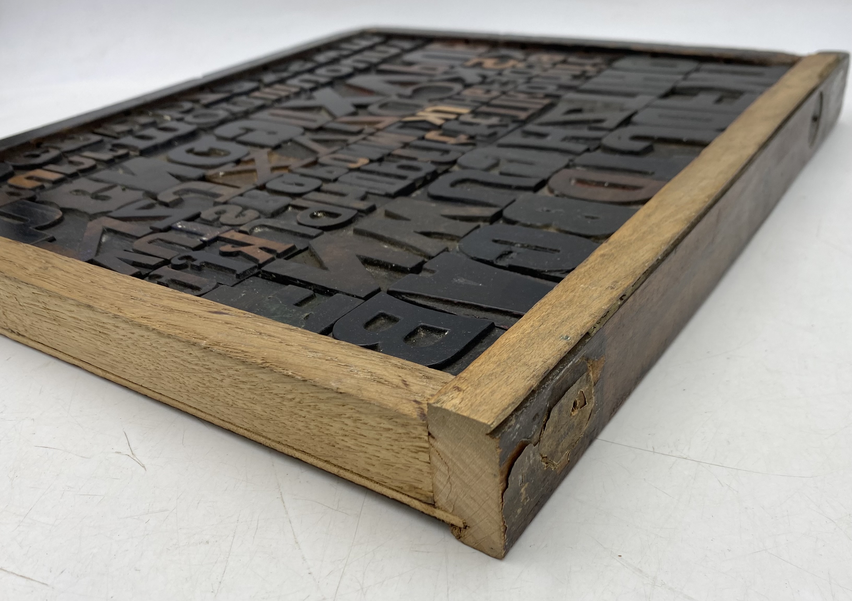 A wooden tray containing a collection of vintage letterpress wooden printing blocks - Image 4 of 5