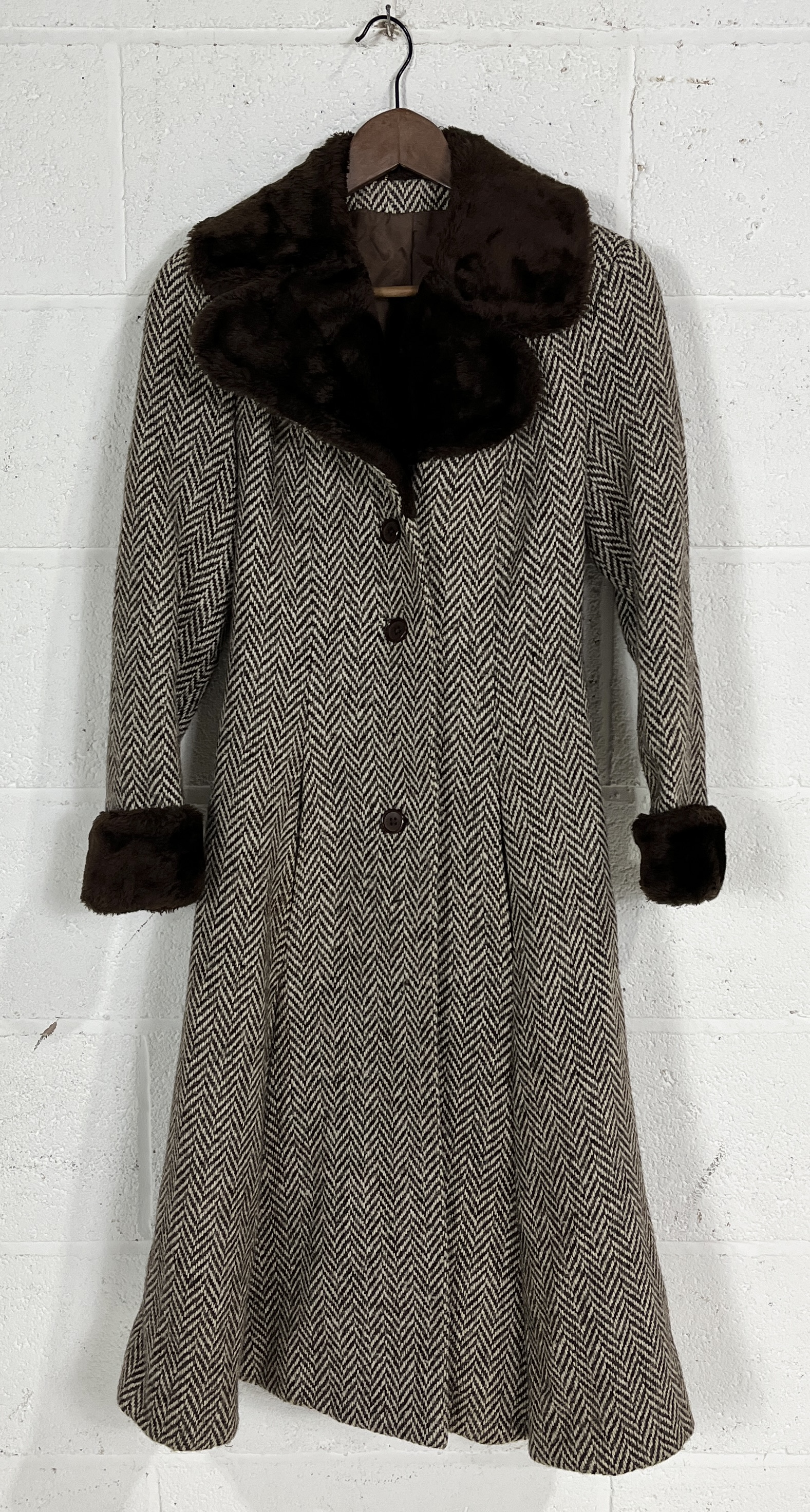 A collection of four vintage coats including long fur coat with hood made in Argentina, ladies fur - Image 7 of 16
