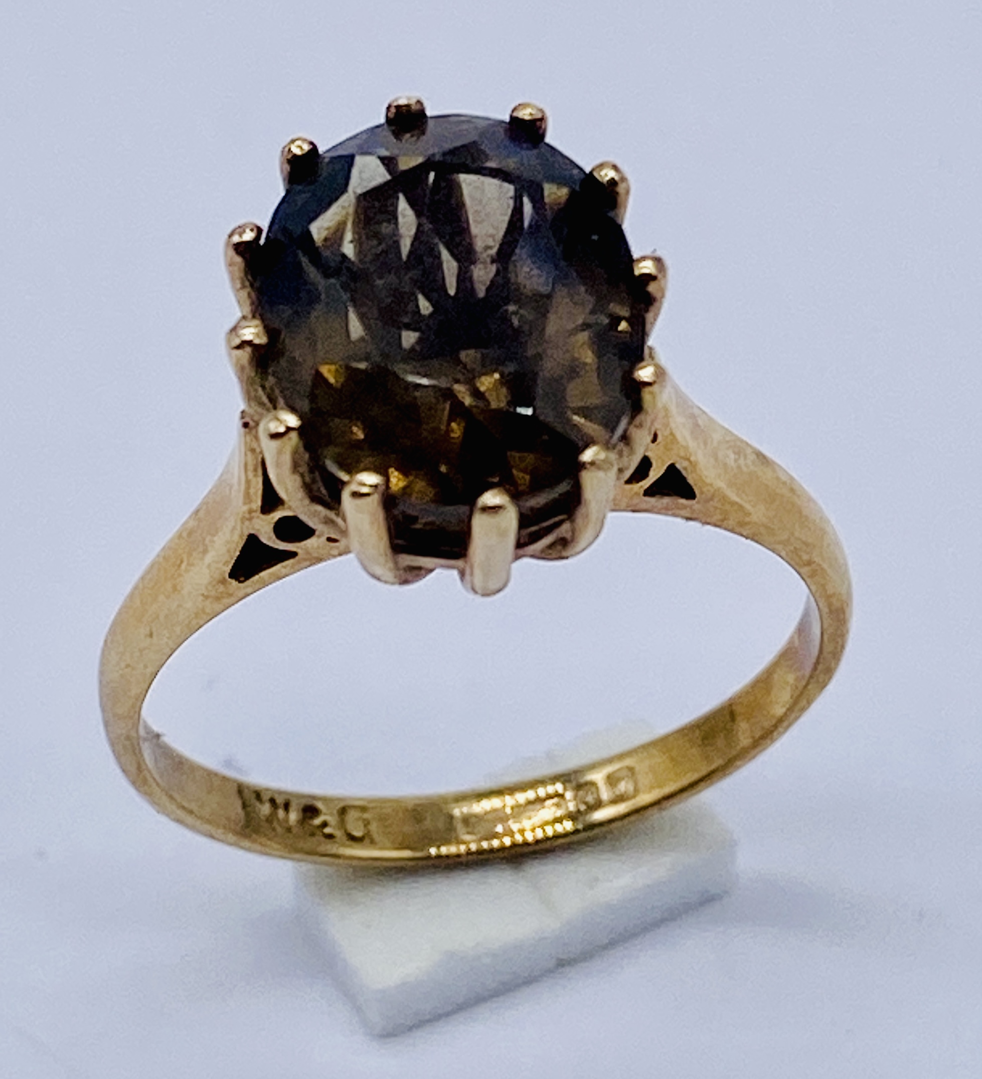 A 9ct gold ring set with a smoky quartz, size K 1/2