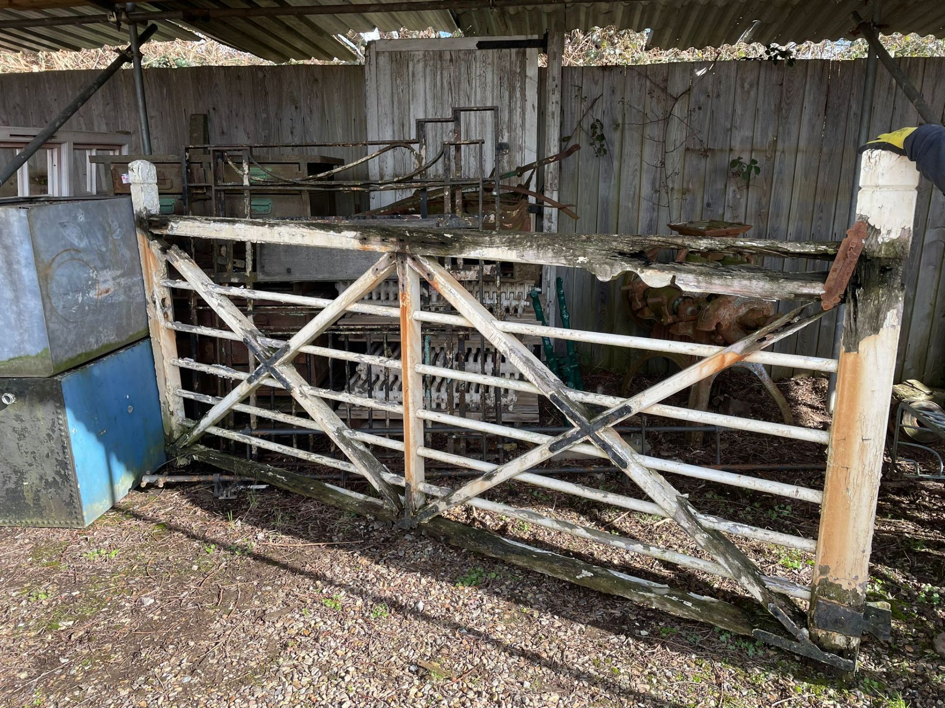 3.2m original oak railway crossing gate - Image 2 of 3