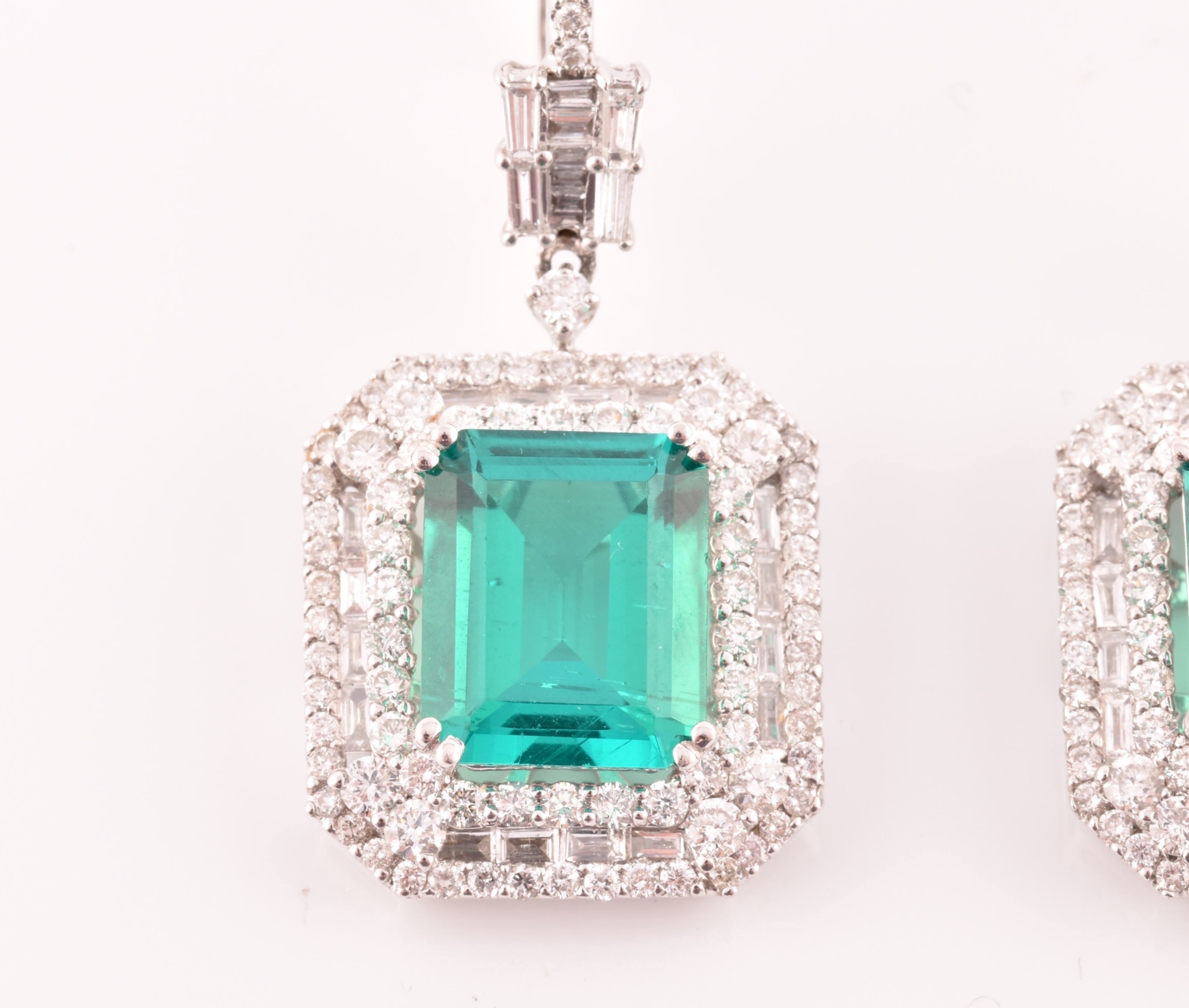 A pair of 18ct white gold, diamond, and emerald pendant drop earrings, each set with a mixed - Image 5 of 16