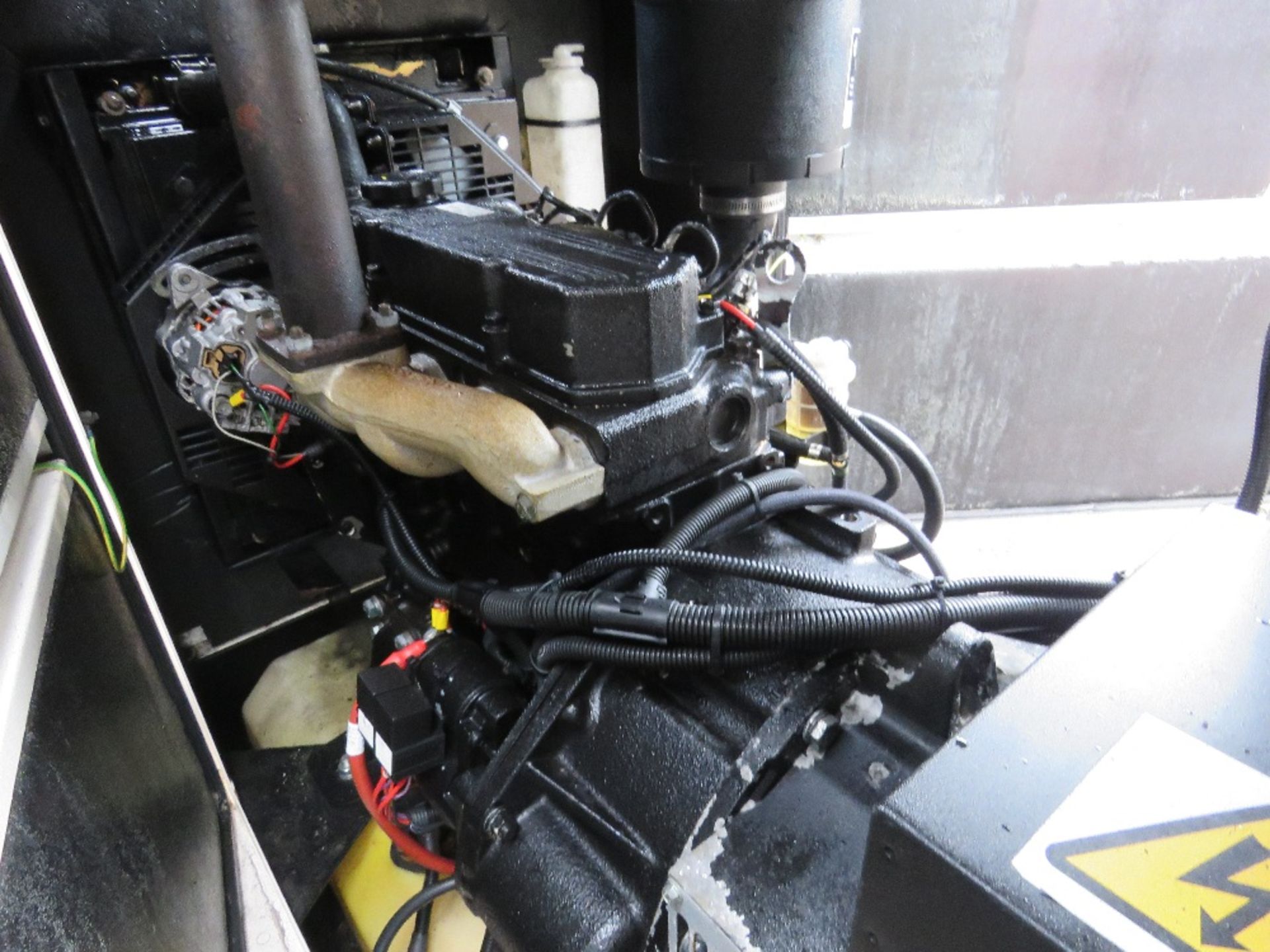 JCB 11KVA SKID MOUNTED SILENCED GENERATOR, SINGLE PHASE 240V OUTPUT, 2016 BUILD. SOURCED FROM MAJOR - Image 4 of 5