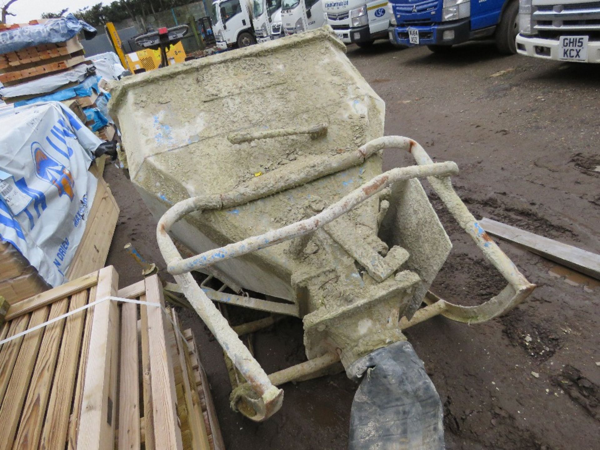 CRANE MOUNTED CONCRETE FUNNEL SKIP. - Image 5 of 5