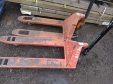 2 X HYDRAULIC PALLET TRUCKS. WHEN TESTED WAS SEEN TO LIFT AND LOWER. SOURCED FROM COMPANY LIQUIDATI