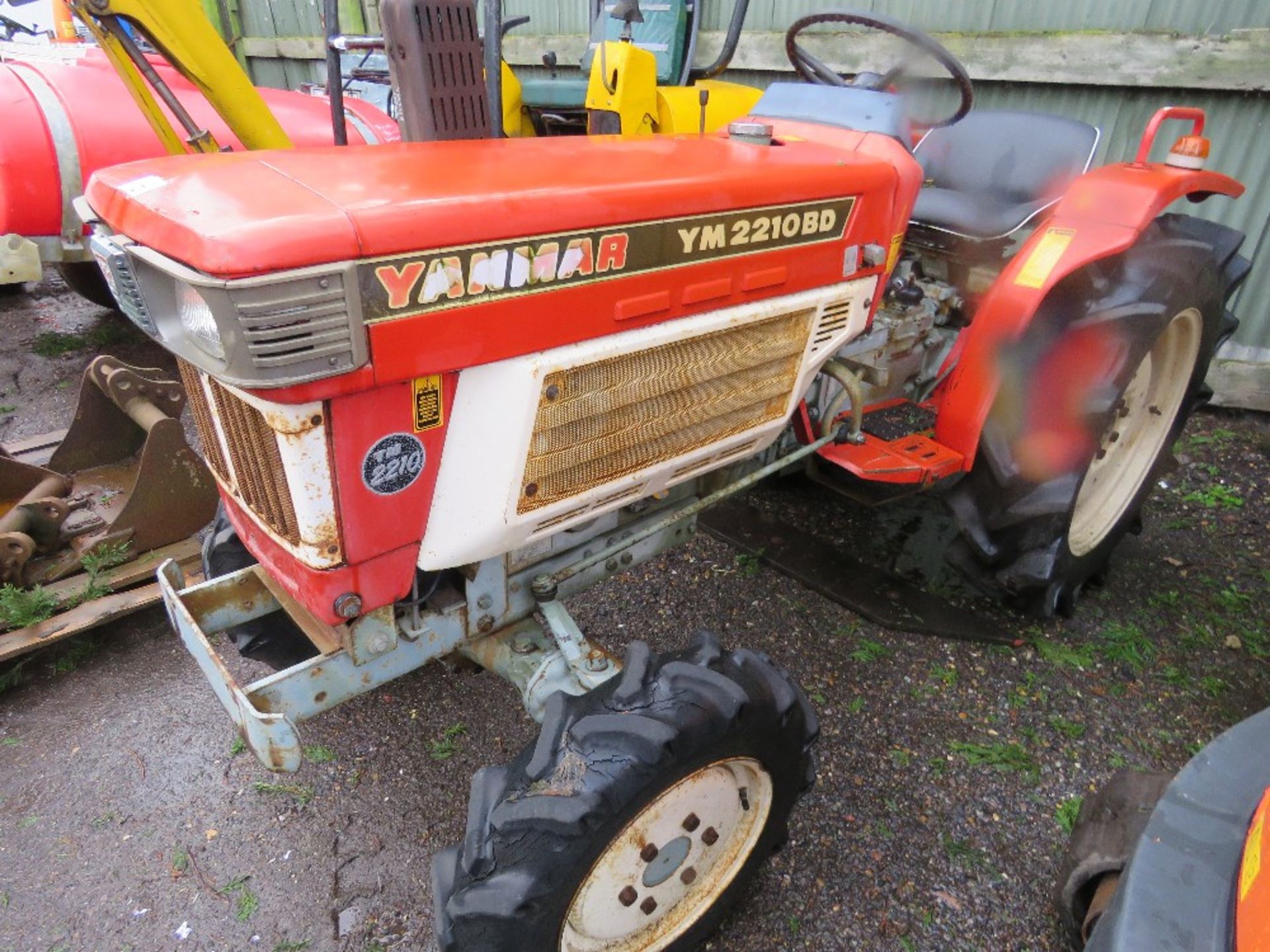 YANMAR YM2210D COMPACT AGRICULTURAL TRACTOR, 4WD, AGRICULTURAL TYRES, WITH REAR LINKAGE. FROM LIMITE - Image 2 of 10