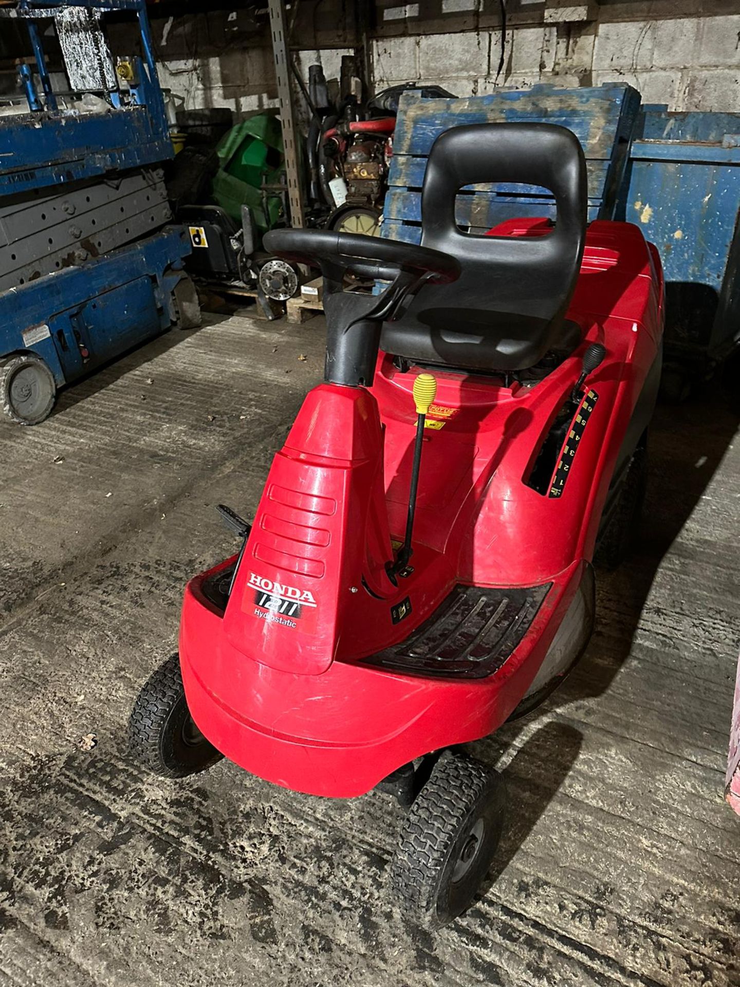 HONDA 1211 HYDRO RIDE ON MOWER WITH COLLECTOR. WHEN TESTED W AS SEEN TO START, DRIVE, STEER - Image 3 of 3