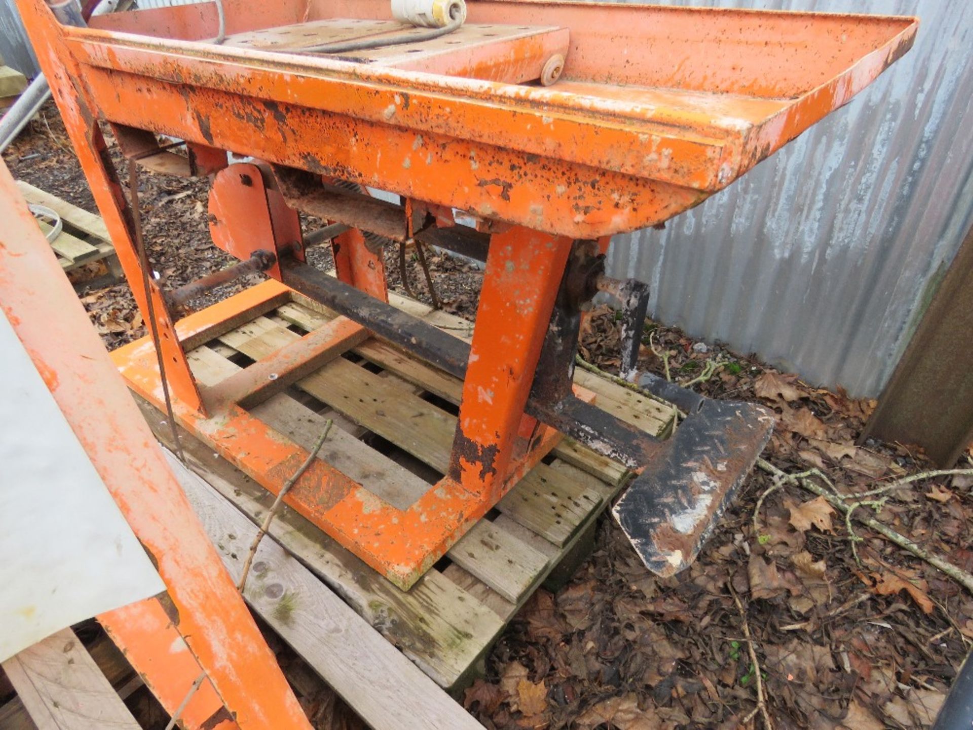 2 X REDBAND 110VOLT POWERED SLAB CUTTING SAWBENCHES. - Image 4 of 5