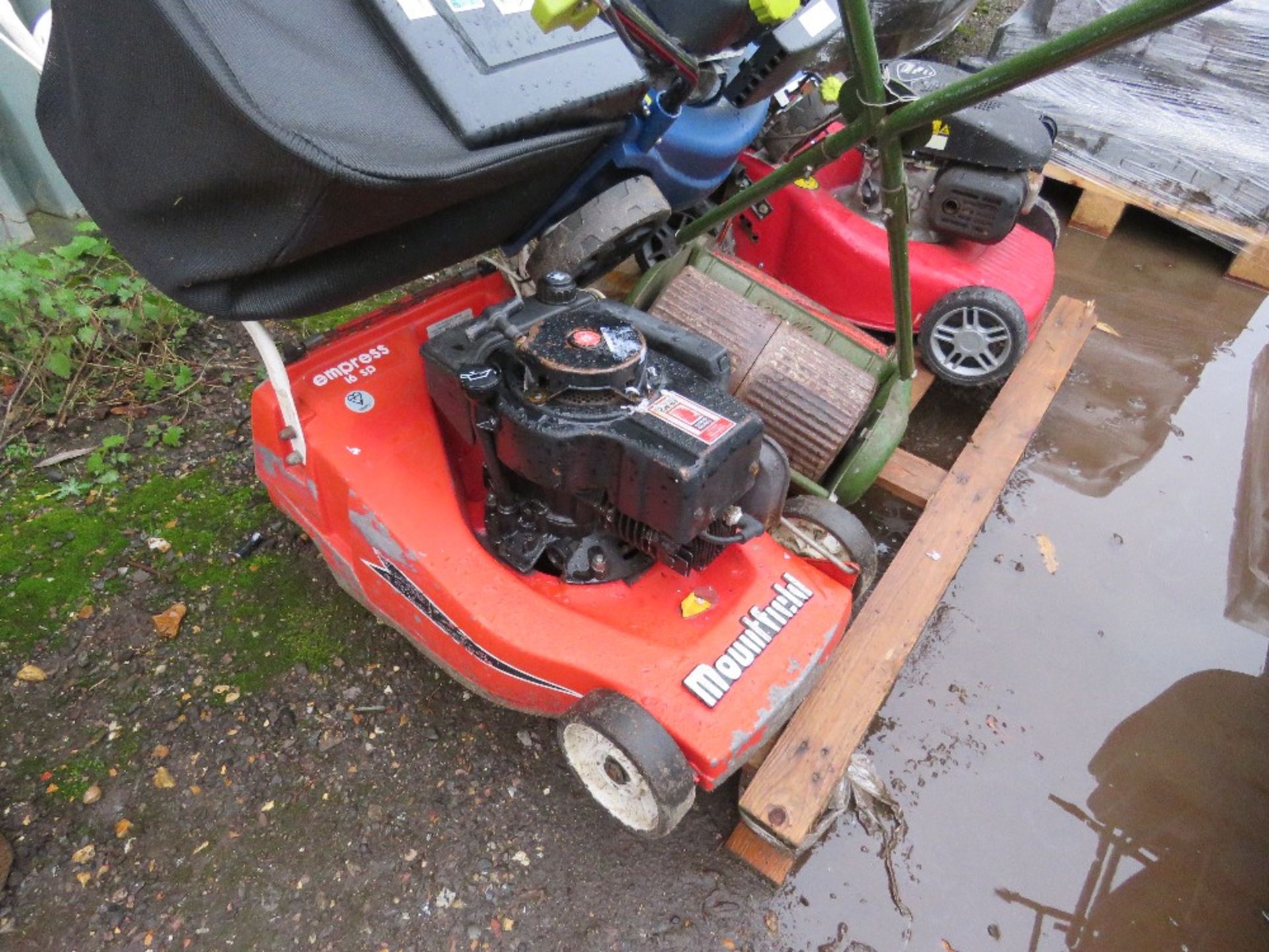 PALLET CONTAINING 4 NO ASSORTED LAWNMOWERS. THIS LOT IS SOLD UNDER THE AUCTIONEERS MARGIN SCHEM - Image 5 of 6
