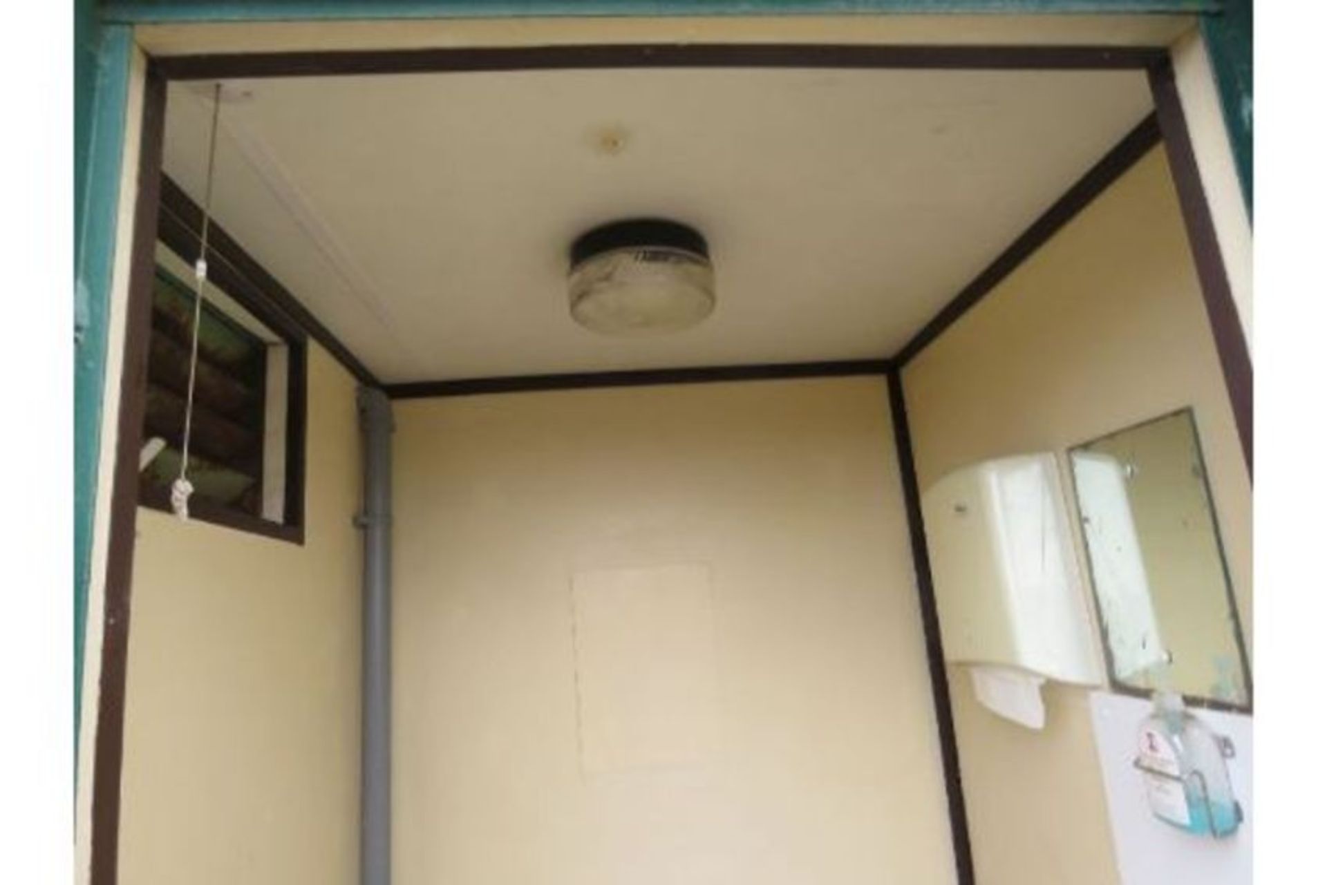 PORTABLE SITE OFFICE / SECURE SITE WELFARE CABIN, 32FT LENGTH X 10FT WIDTH APPROX. ACCOMODATION COM - Image 21 of 21