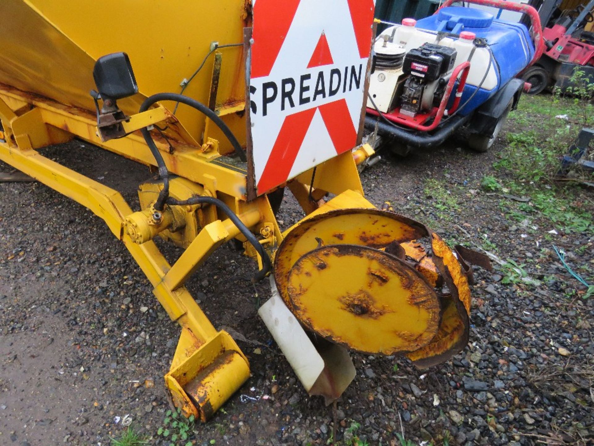 GRITTER BODY ON HL5 FRAME, 10FT LENGTH APPROX. SUITABLE FOR 7.5 TONNE HOOK LOADER LORRY. - Image 5 of 7