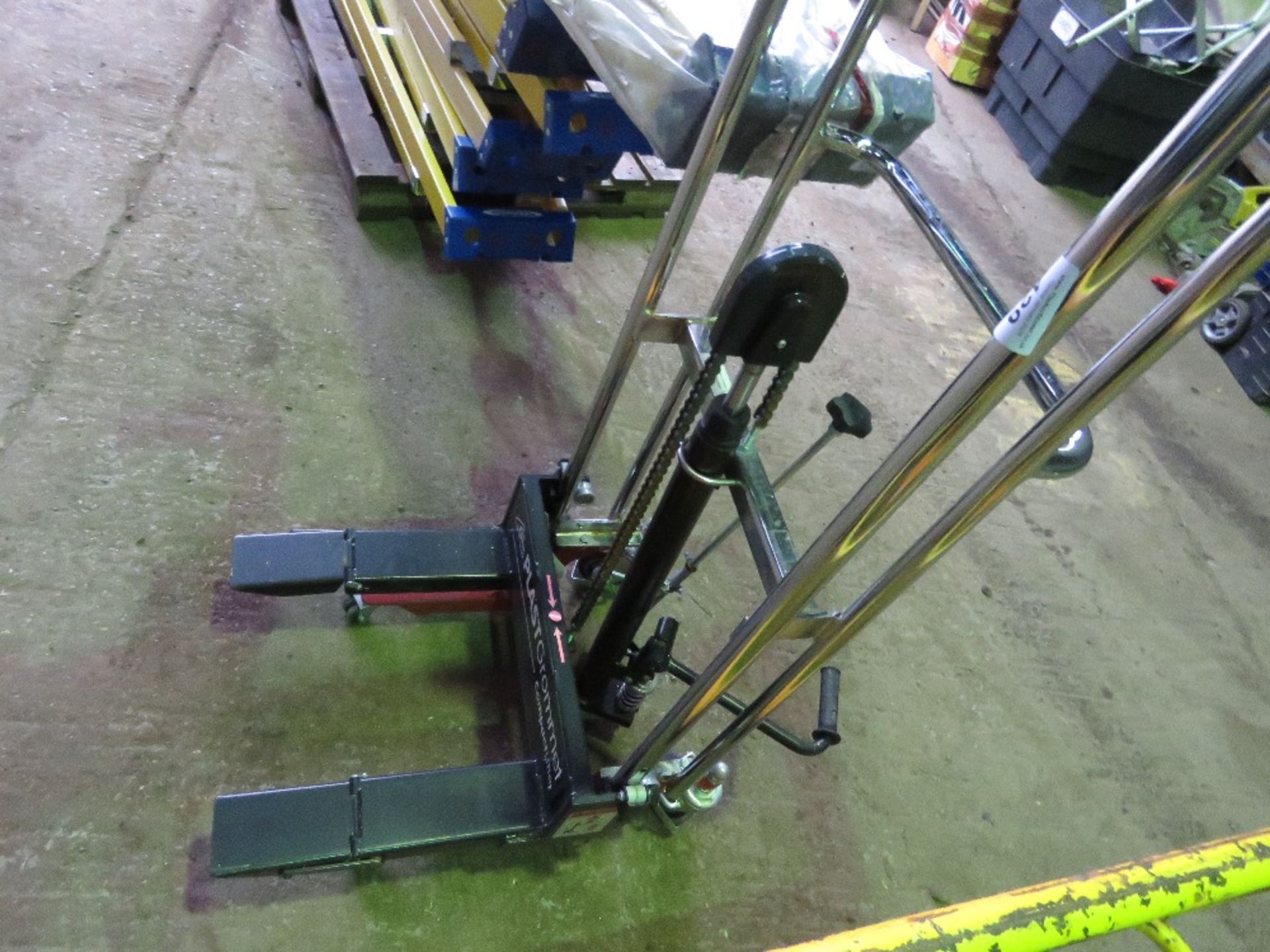 PLAST GROMMET COMPACT HYDRAULIC LIFT TRUCK, APPEARS LITTLE USED, FOOT OPERATED. WHEN TESTED WAS SEEN - Image 3 of 5