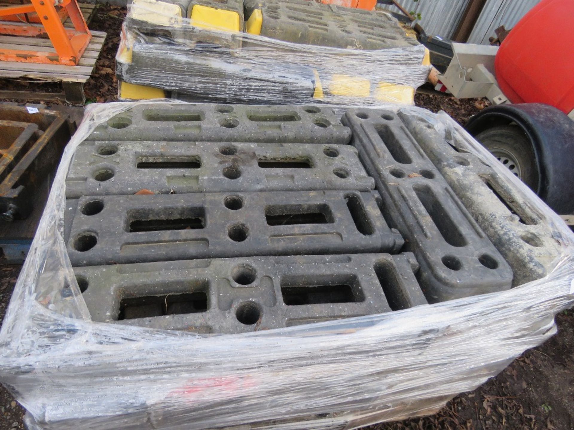 2 X PALLETS OF HERAS TYPE TEMPORARY FENCE FEET/BASES. - Image 3 of 5