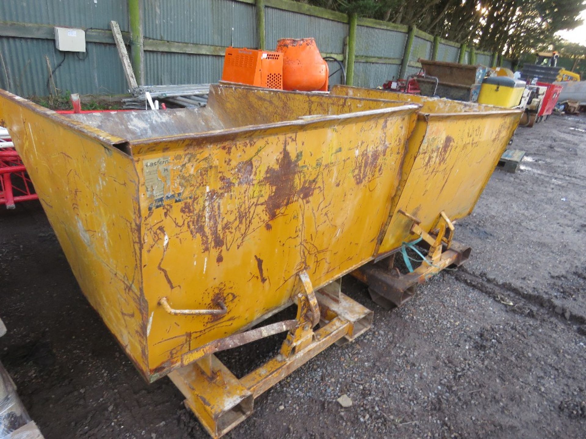 2 X FORKLIFT MOUNTED TIPPING SKIPS. THIS LOT IS SOLD UNDER THE AUCTIONEERS MARGIN SCHEME, THEREFO - Image 2 of 4