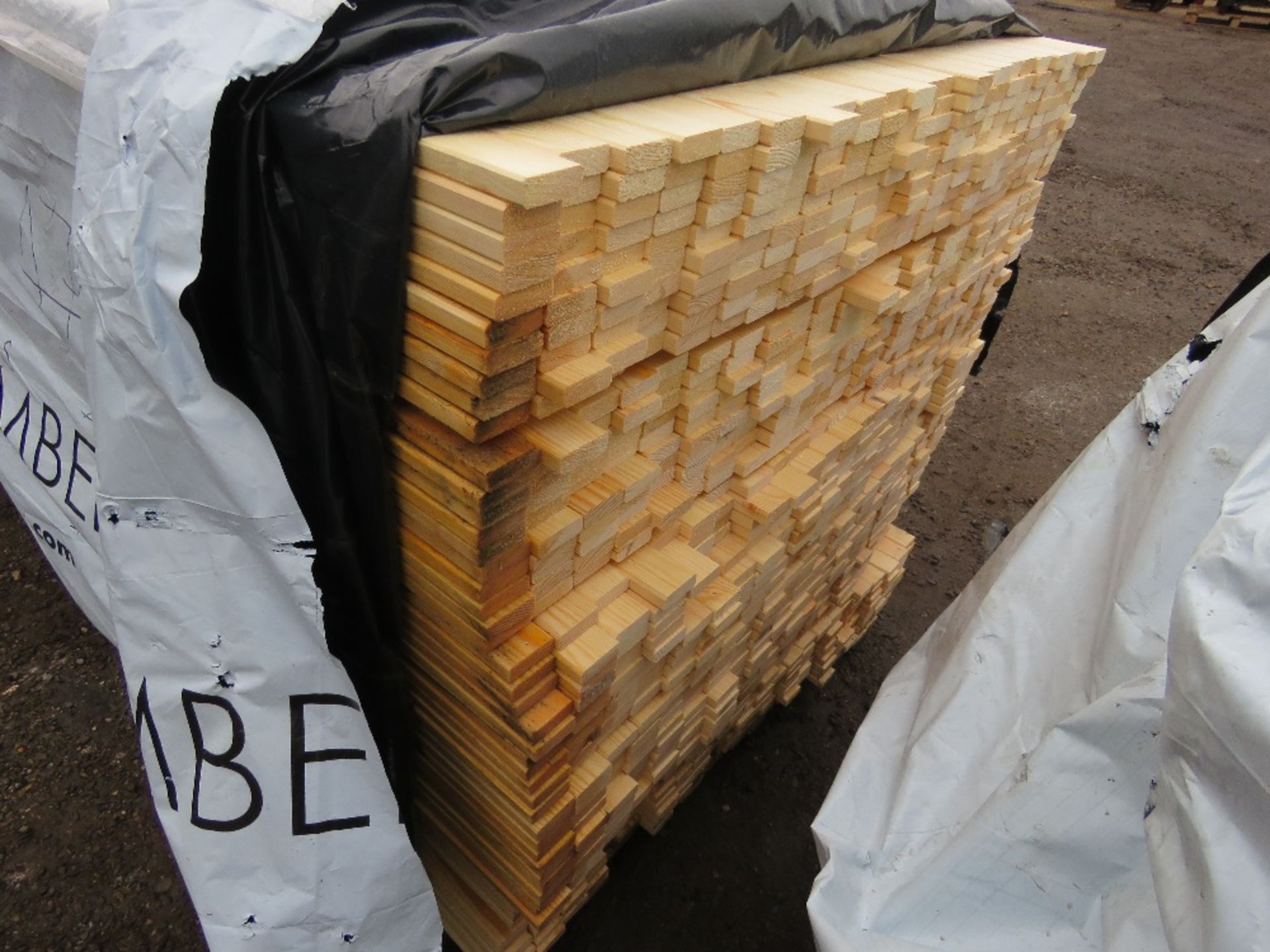 EXTRA LARGE PACK OF UNTREATED VENETIAN PALE/TRELLIS SLATS: 45MM X 17MM X 1.83M LENGTH APPROX.