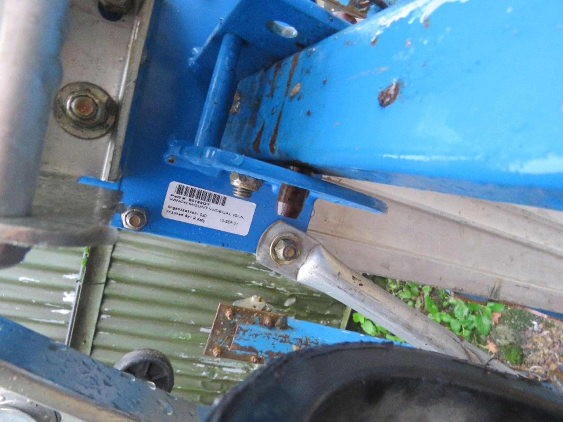 GENIE SLA10 MANUAL OPERATED MATERIAL HOIST LIFT WITH FORKS. - Image 4 of 5