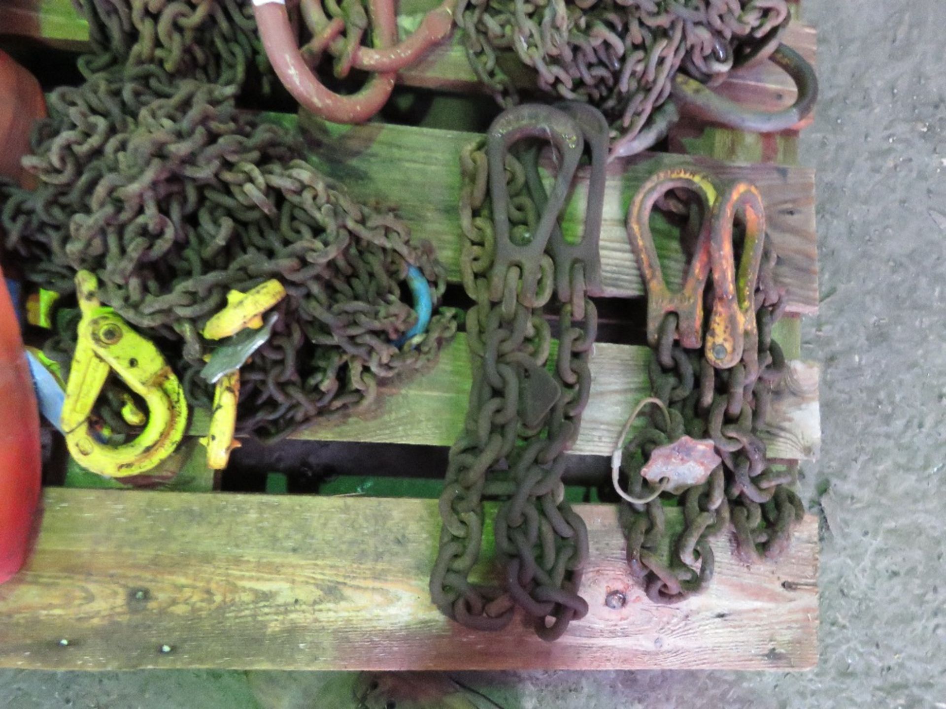 5 X LIFTING CHAINS PLUS LIFTING STRAPS AS SHOWN. THIS LOT IS SOLD UNDER THE AUCTIONEERS MARGIN SC - Image 4 of 4