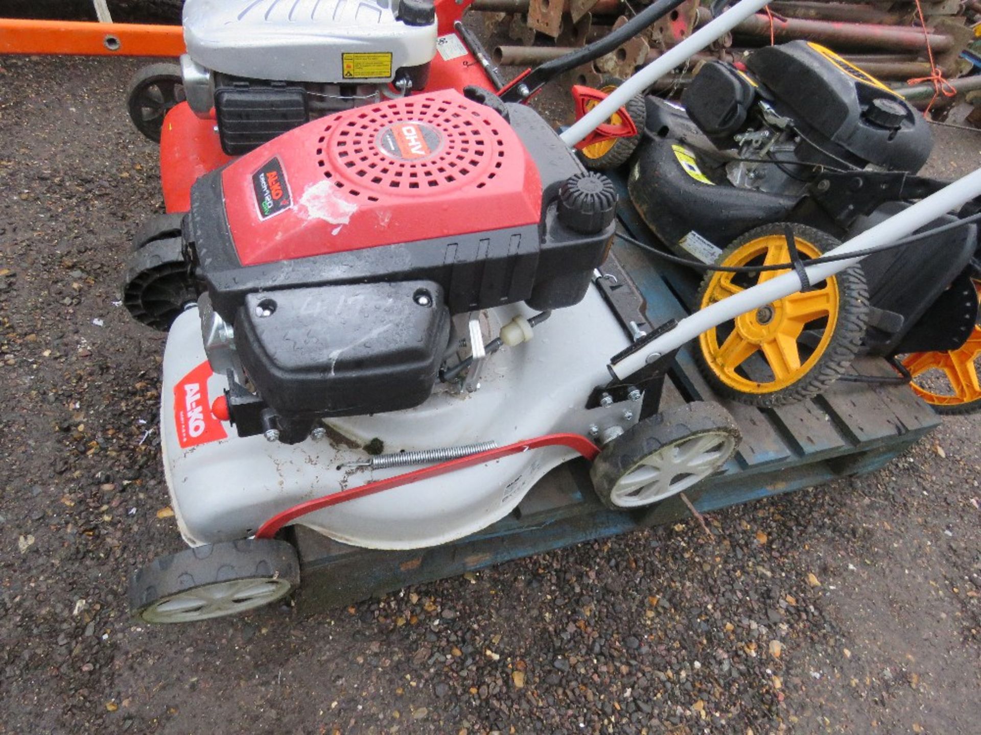 PALLET CONTAINING 3 NO ASSORTED LAWNMOWERS. THIS LOT IS SOLD UNDER THE AUCTIONEERS MARGIN SCHEM - Image 3 of 5