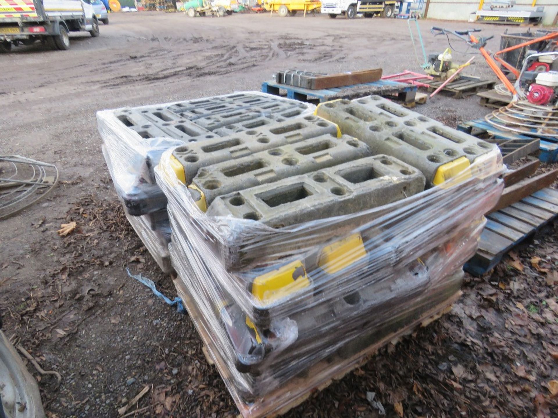 2 X PALLETS OF HERAS TYPE TEMPORARY FENCE FEET/BASES. - Image 4 of 5
