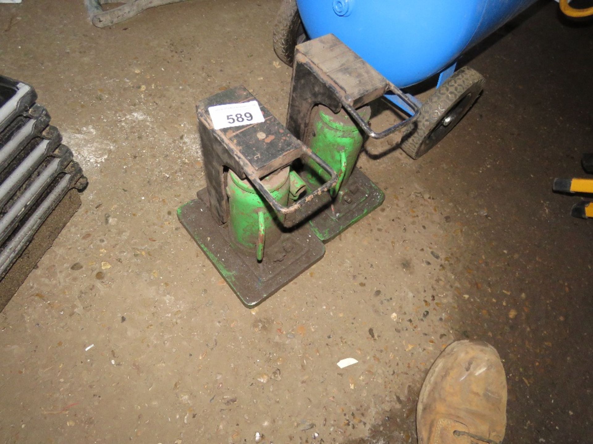 2 X HEAVY DUTY BOTTLE JACKS. SOURCED FROM COMPANY LIQUIDATION. - Image 2 of 2
