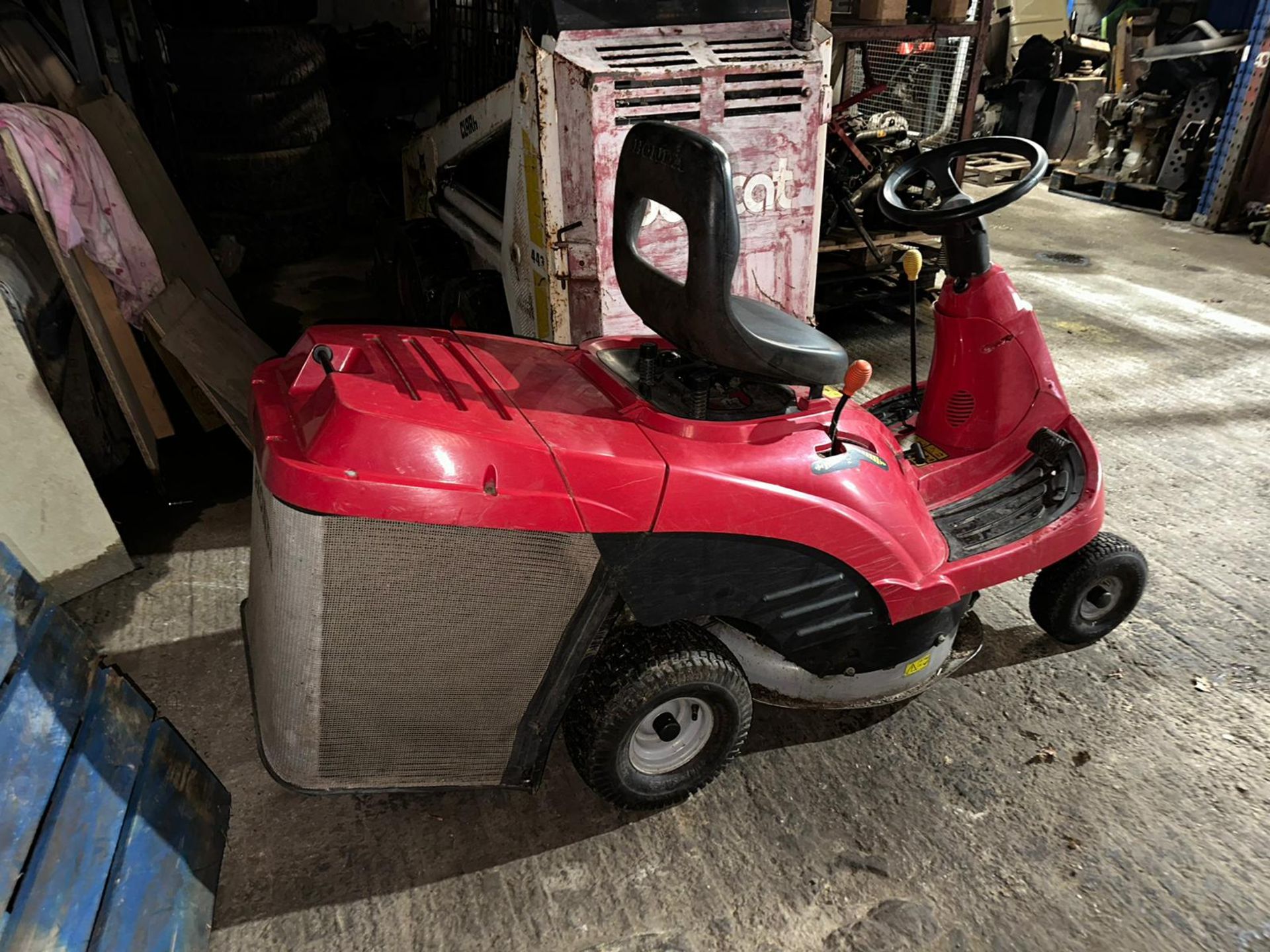 HONDA 1211 HYDRO RIDE ON MOWER WITH COLLECTOR. WHEN TESTED W AS SEEN TO START, DRIVE, STEER