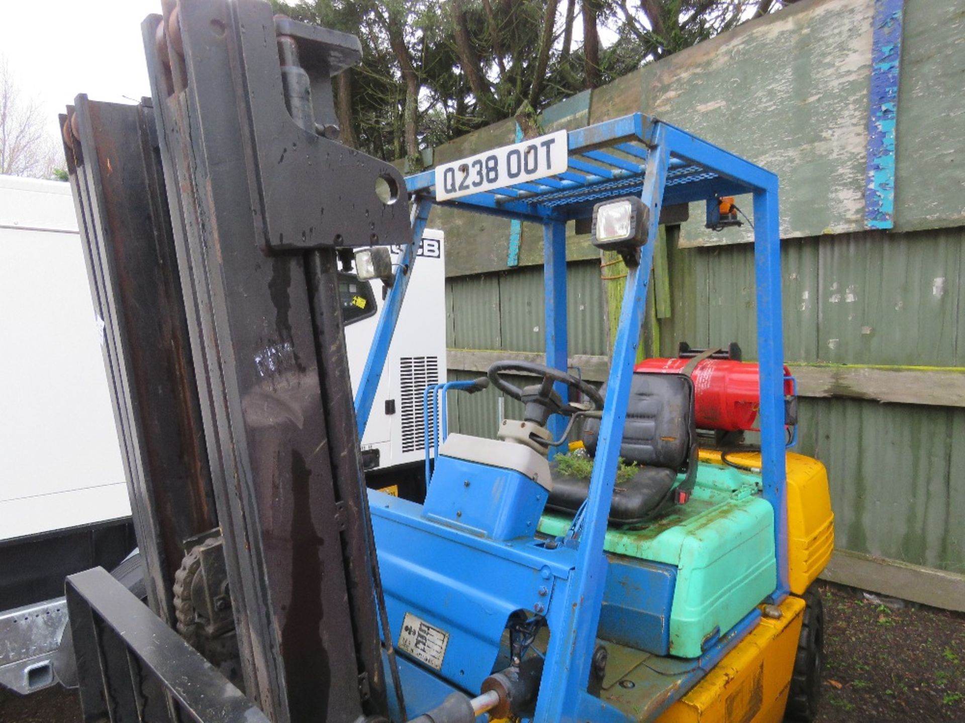 KOMATSU FG25 GAS FORKLIFT TRUCK WITH CONTAINER SPEC MAST AND SET OF FORKS AS SHOWN. SN:1026693. NO K - Image 5 of 14