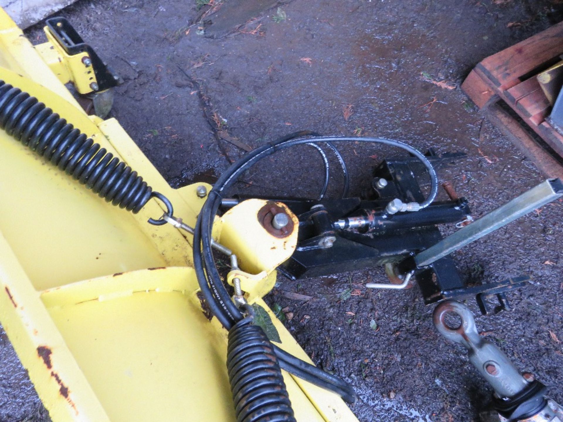 HME JOHN DEERE TYPE SNOW PLOUGH BLADE, HYDRAULIC ADJUSTMENT, 6FT WIDE APPROX. COULD MADE TO BE FITTE - Image 2 of 4