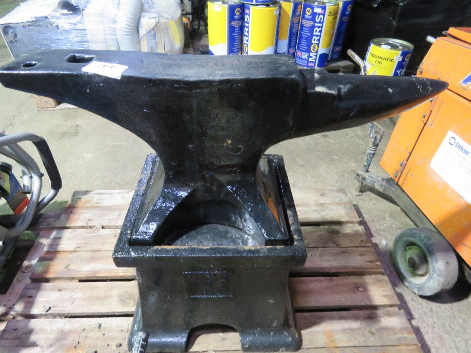 LARGE ANVIL ON A STAND. - Image 2 of 3