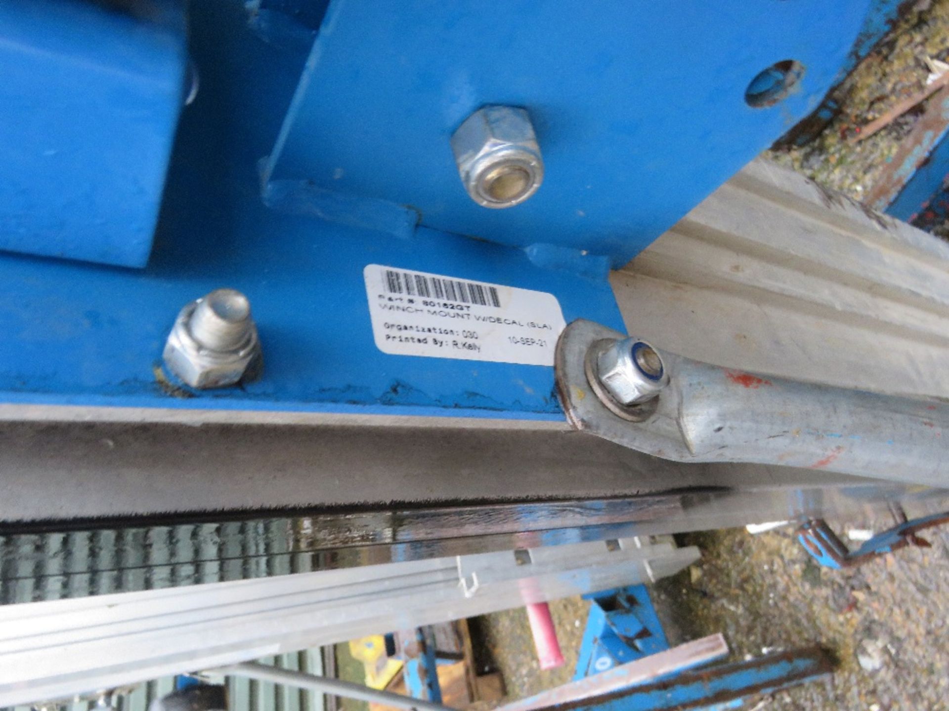 GENIE SLA10 MANUAL OPERATED MATERIAL HOIST LIFT WITH FORKS. - Image 3 of 4