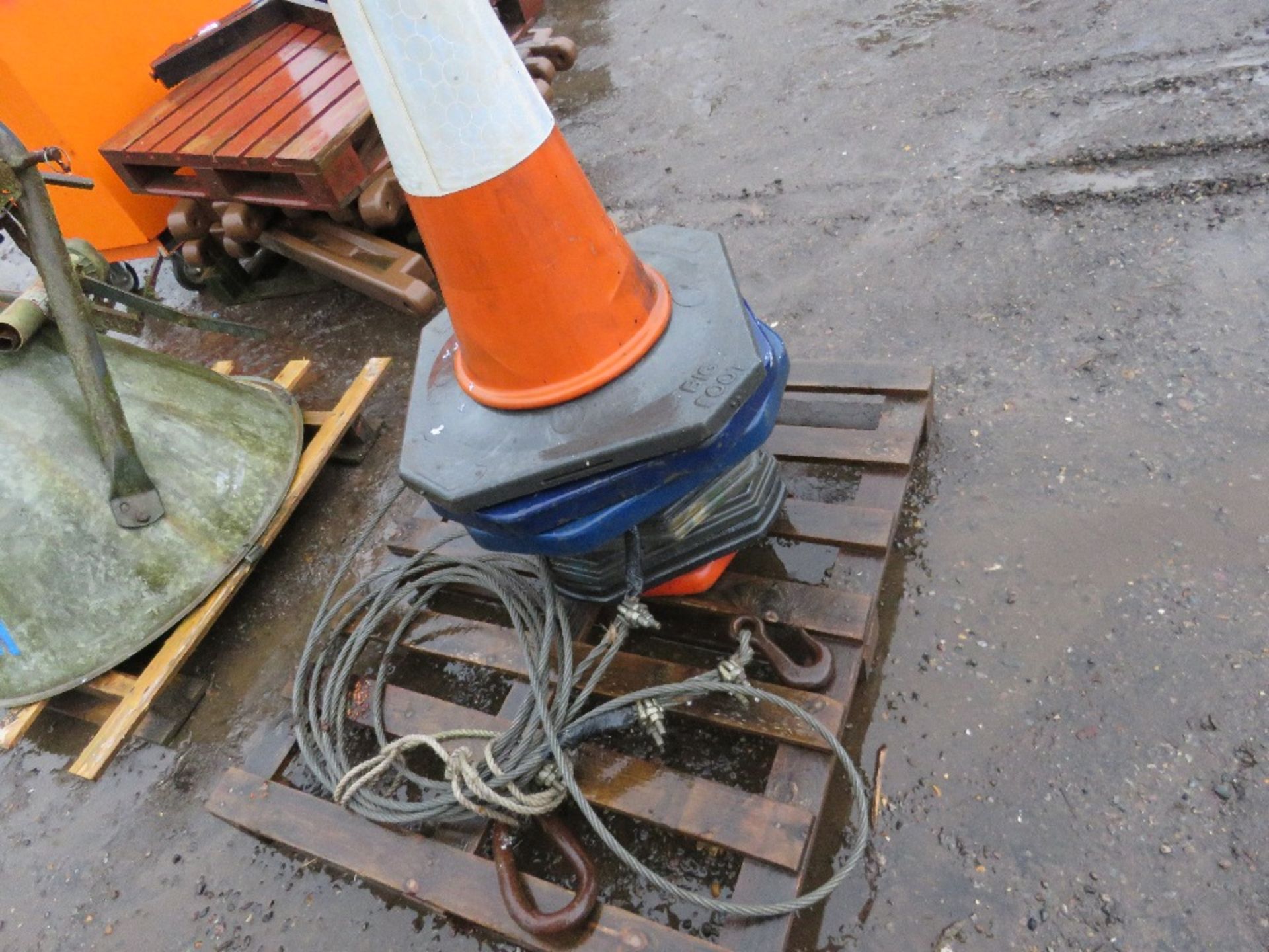 ROAD CONES PLUS WIRE ROPE. THIS LOT IS SOLD UNDER THE AUCTIONEERS MARGIN SCHEME, THEREFORE NO VA - Image 2 of 2