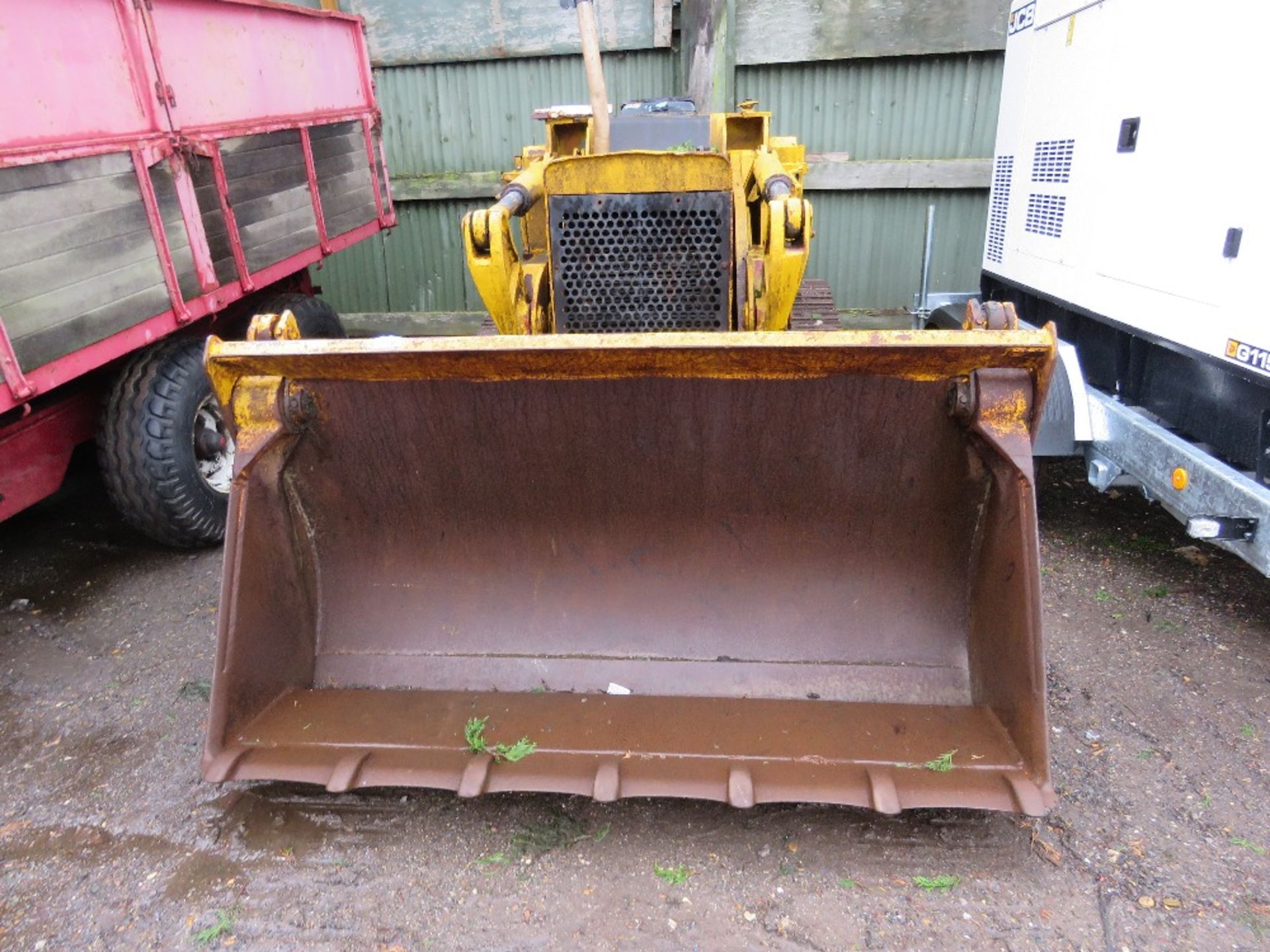 PERKINS ENGINED DROTT TYPE TRACKED LOADING SHOVEL WITH 4 IN 1 BUCKET. WHEN BRIEFLY TESTED WAS SEEN T - Image 3 of 11