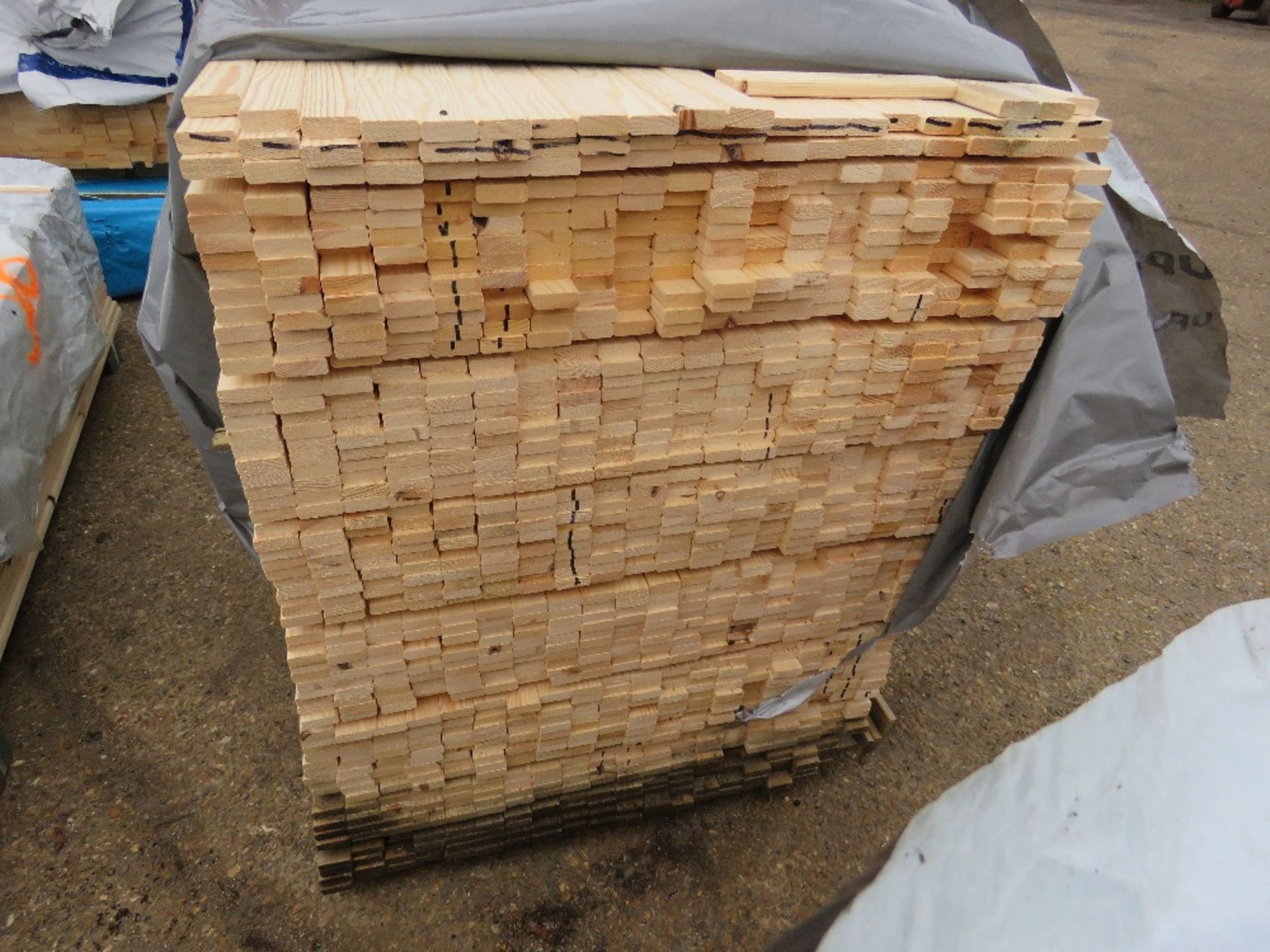 EXTRA LARGE PACK OF UNTREATED VENETIAN PALE / TRELLIS TIMBER BOARDS: 1.83M LENGTH X 45MM X 17MM AP - Image 2 of 3