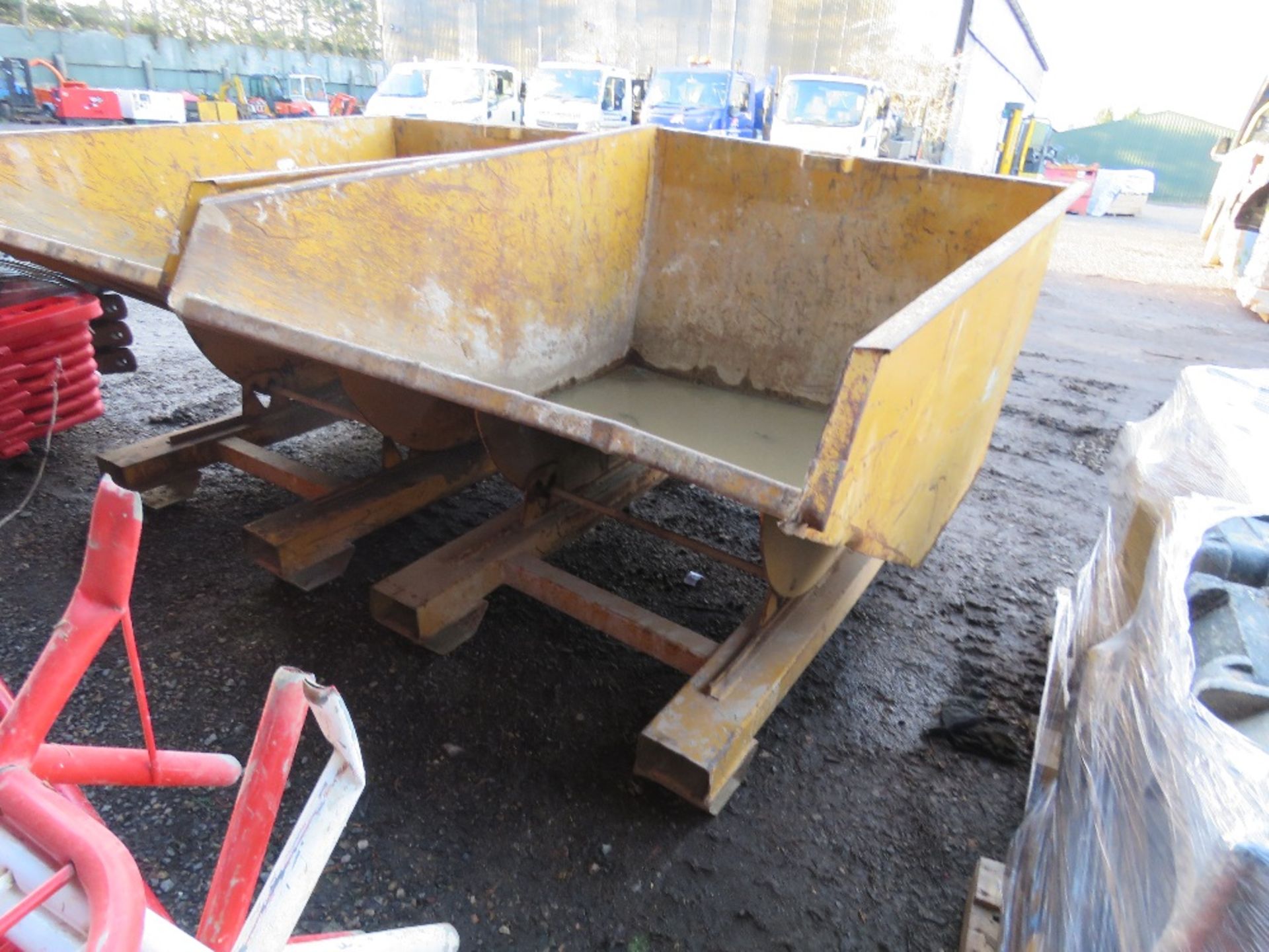 2 X FORKLIFT MOUNTED TIPPING SKIPS. THIS LOT IS SOLD UNDER THE AUCTIONEERS MARGIN SCHEME, THEREFO - Image 3 of 4