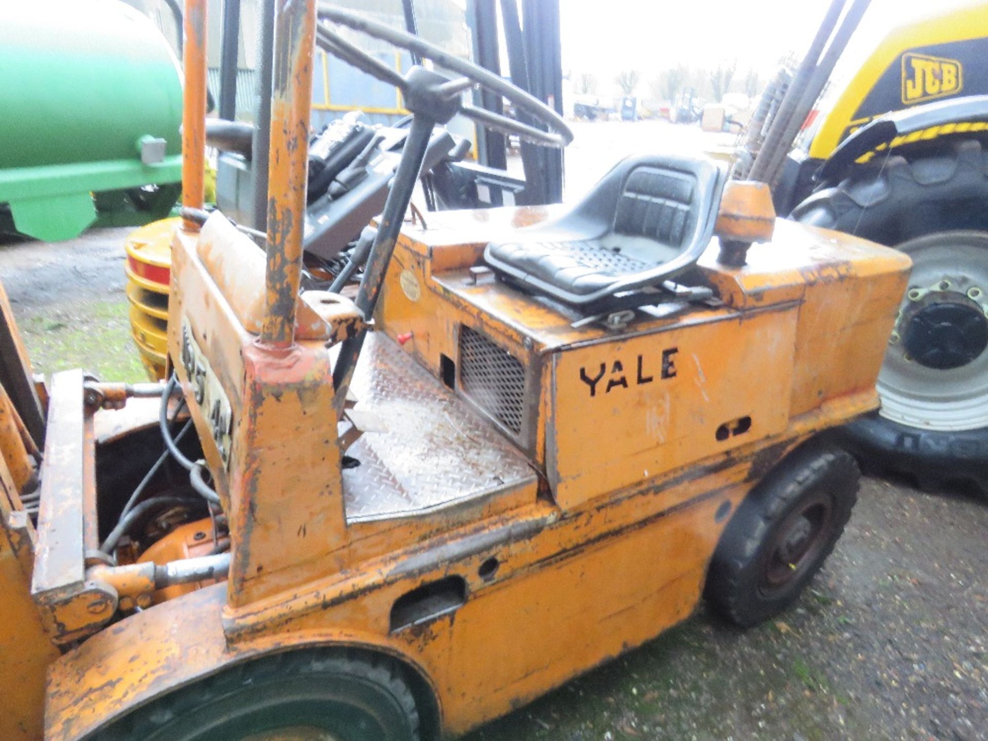 YALE DIESEL FORKLIFT TRUCK. WHEN TESTED WAS SEEN TO DRIVE, BRAKE AND LIFT (STEERING TIGHT). SEE VIDE - Image 3 of 5