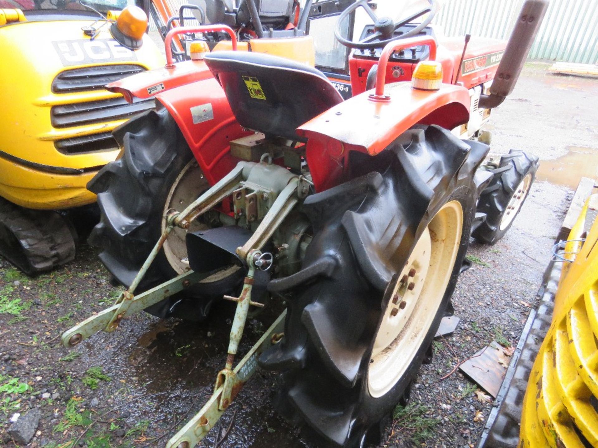 YANMAR YM2210D COMPACT AGRICULTURAL TRACTOR, 4WD, AGRICULTURAL TYRES, WITH REAR LINKAGE. FROM LIMITE - Image 6 of 10