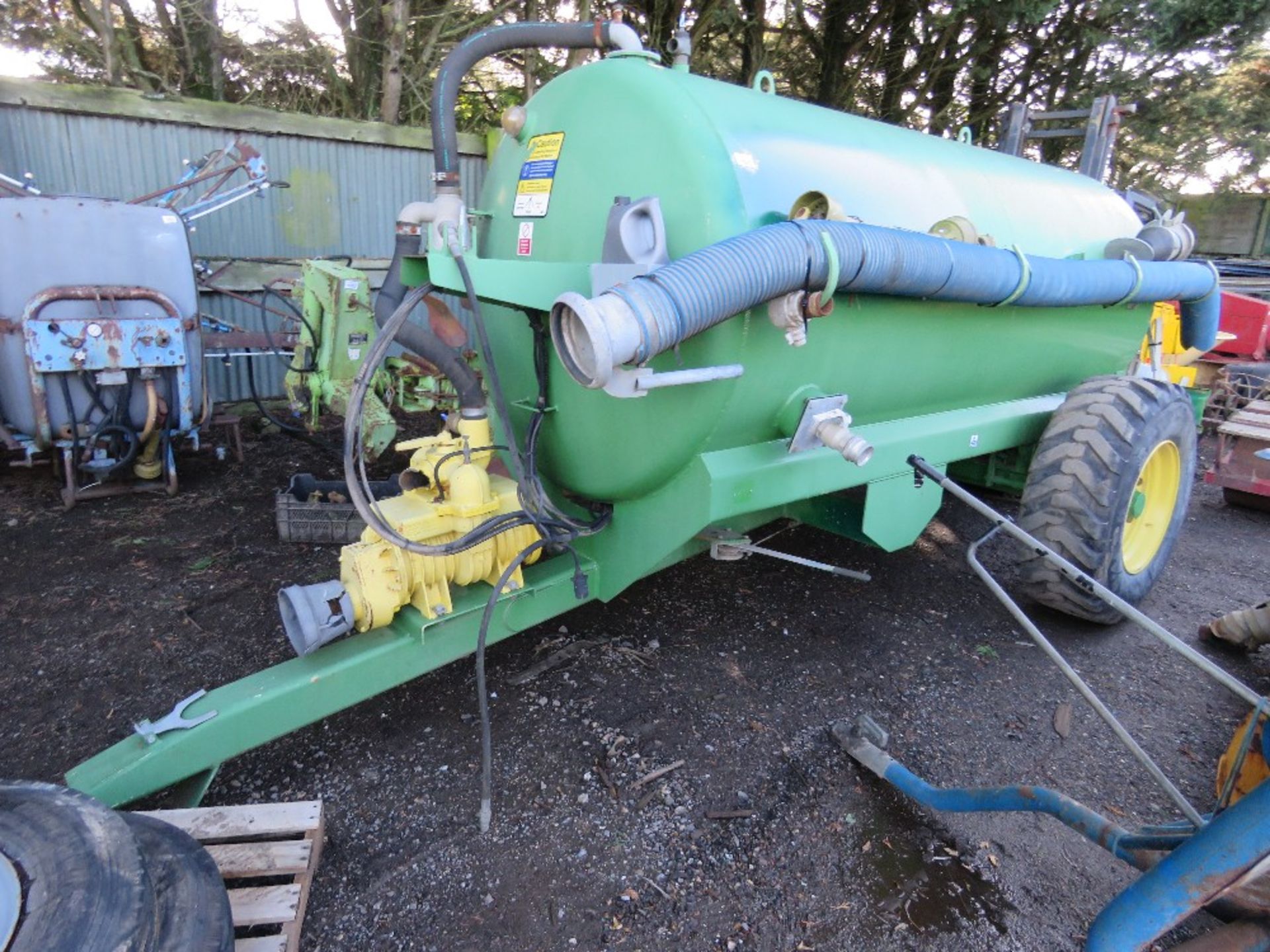 LARGE SIZED SINGLE AXLED SLURRY TANKER WITH PTO DRIVEN PUMP. THIS LOT IS SOLD UNDER THE AUCTIONEE